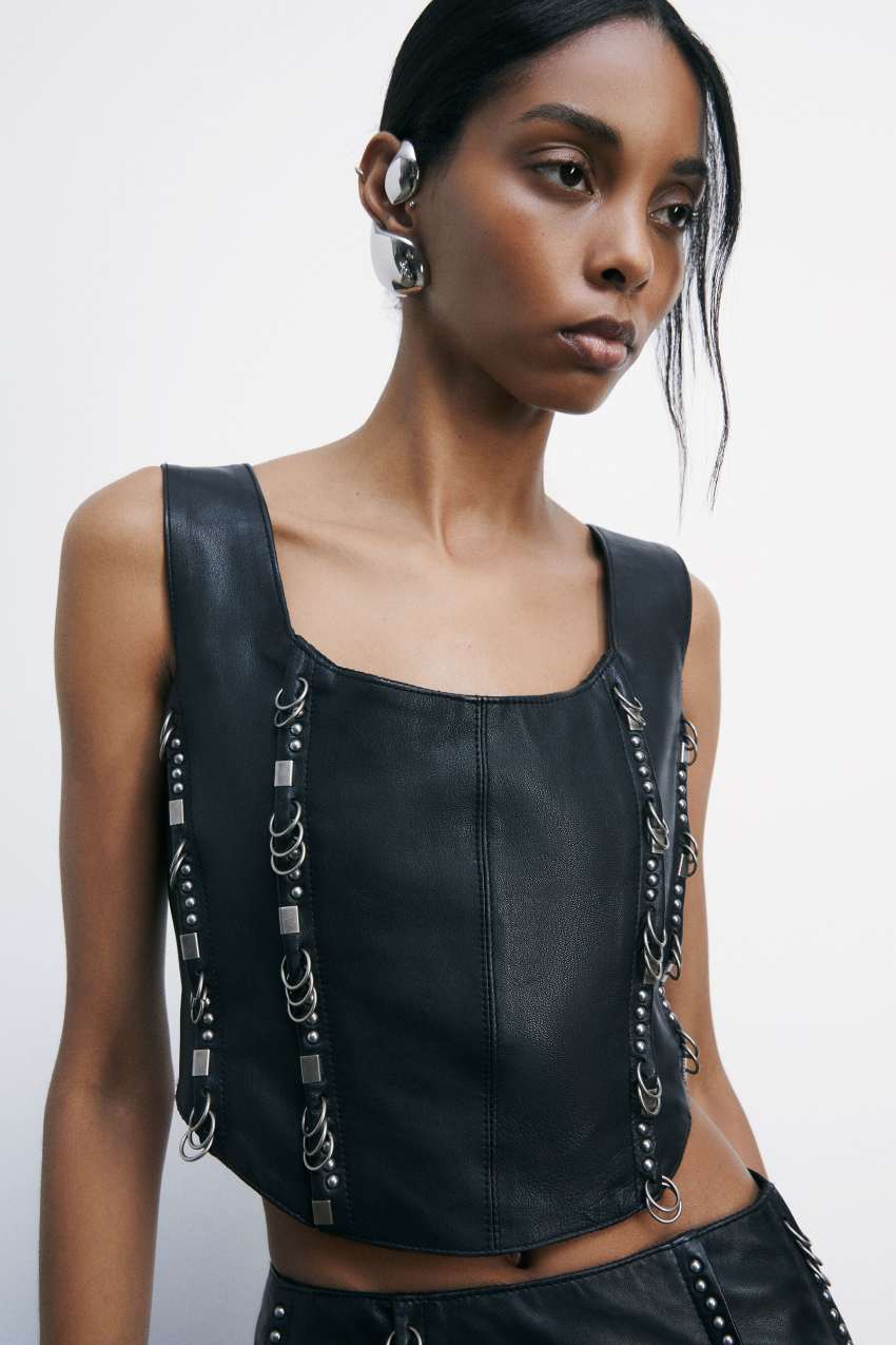 Lederkorsett mit Piercing-Details