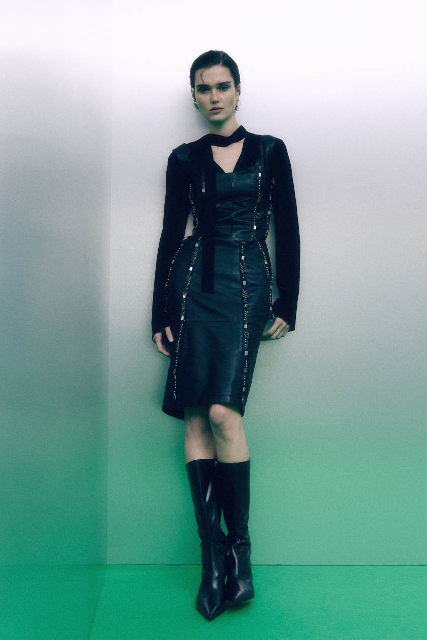 Midi-Rock aus Leder mit Piercing-Details