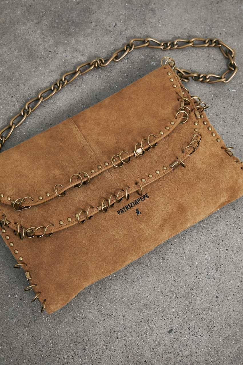 Radical Boho Tasche aus Wildleder mit Piercing-Details
