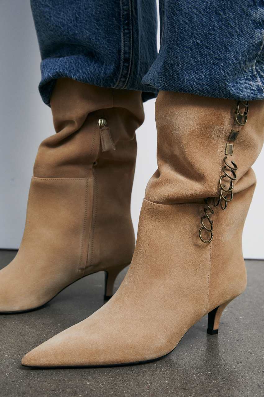 Radical Boho Stiefel aus Wildleder mit Piercing-Details