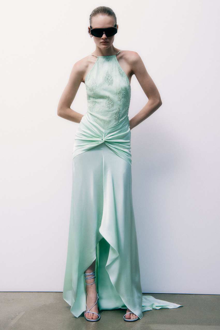 Langes Abendkleid mit Schmuckeinsatz