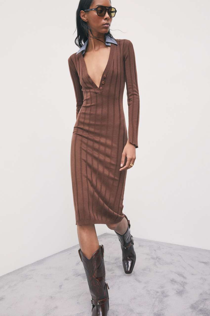 Midi-Strickkleid mit Kontrastkragen