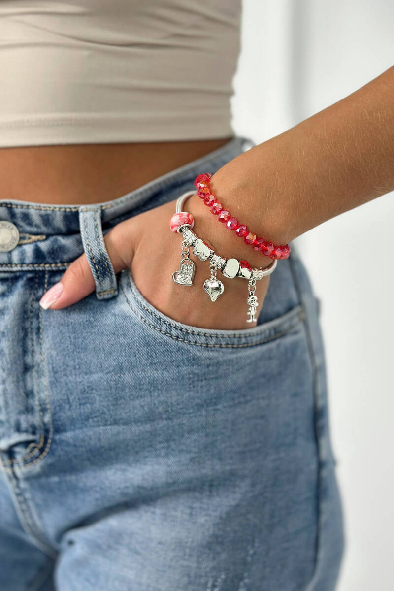 Rotes Armreifen-Set mit funkelnden Perlen und silbernen Charms  stilvoll, feminin und perfekt für jedes Outfit. Verspieltes Armband mit Charms