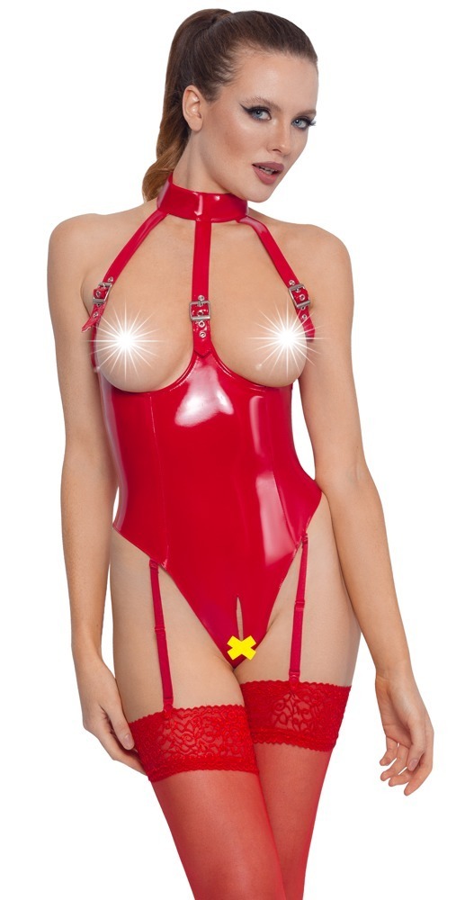 Busenfreier Body von Black Level komplett im feuerroten Lackglanz. Mit einladend offenem Schritt und verstell- sowie abnehmbaren Strumpfhaltern.