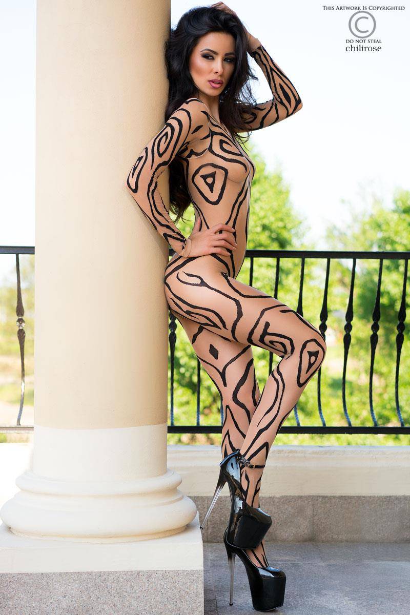 Chilirose Bodystocking CR4092 in Nude mit Tattoo-Look und schwarzem Muster Ouvert-Design mit offenem Schritt, figurbetont & extrem verführerisch
