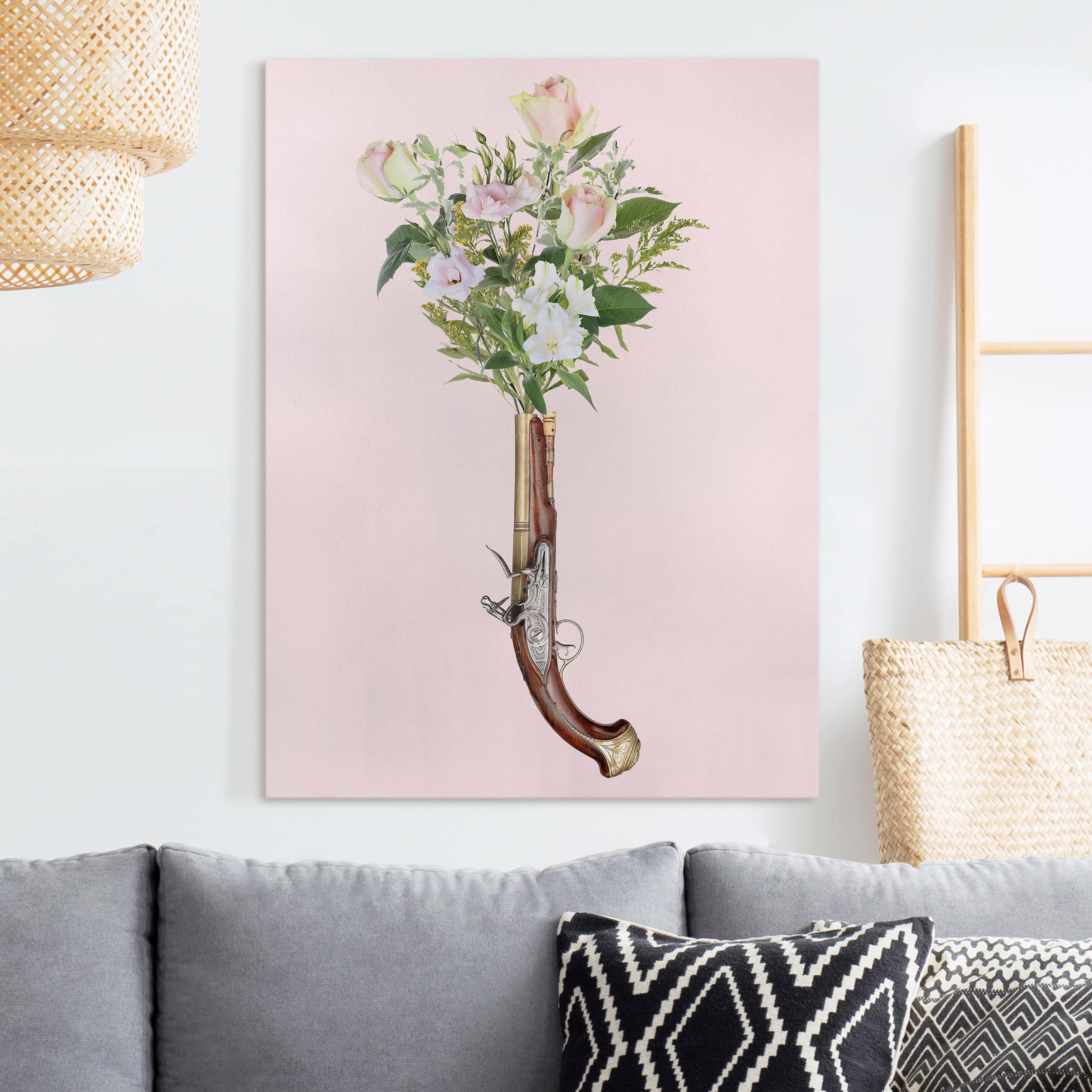 Leinwandbild - Hochformat Pistole mit Blumen