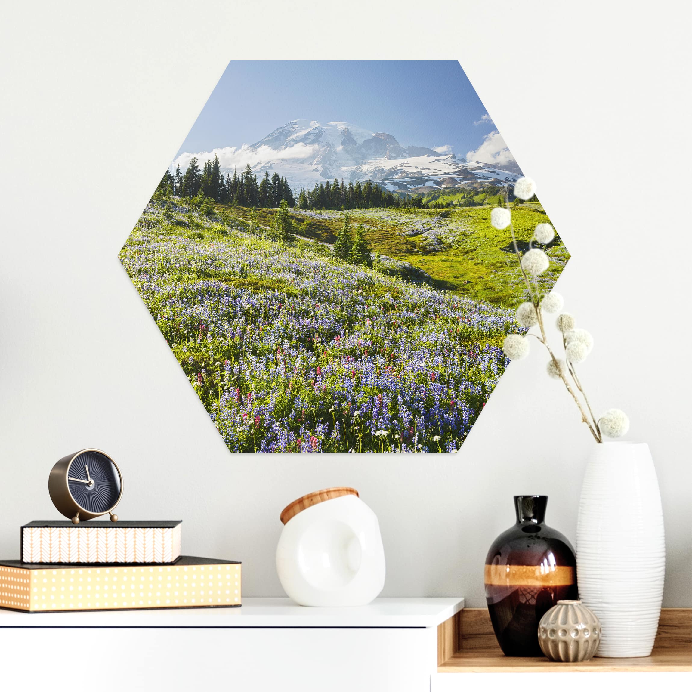 Hexagon-Alu-Dibond Bild Bergwiese mit roten Blumen vor Mt. Rainier