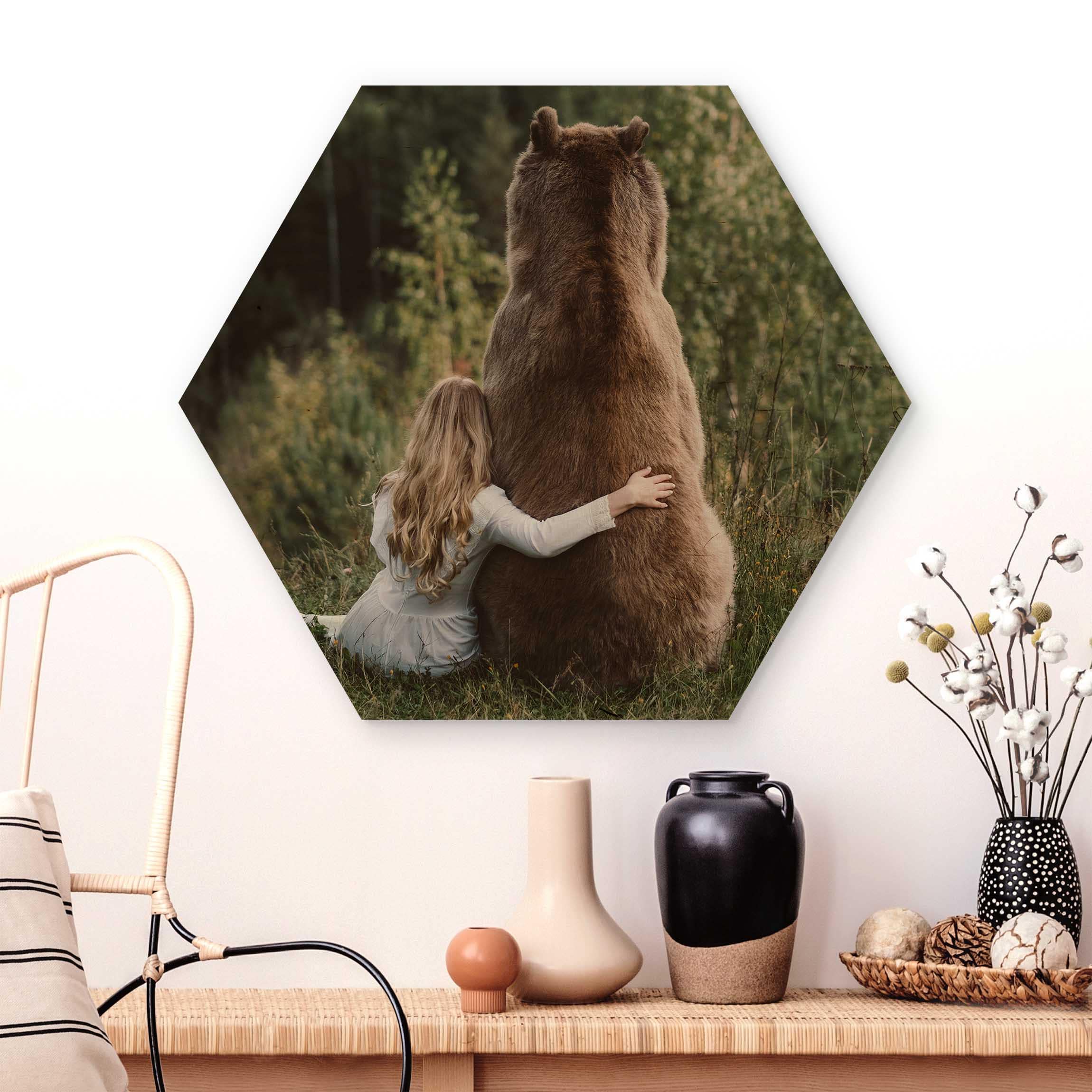 Hexagon-Holzbild Mädchen mit Braunbär