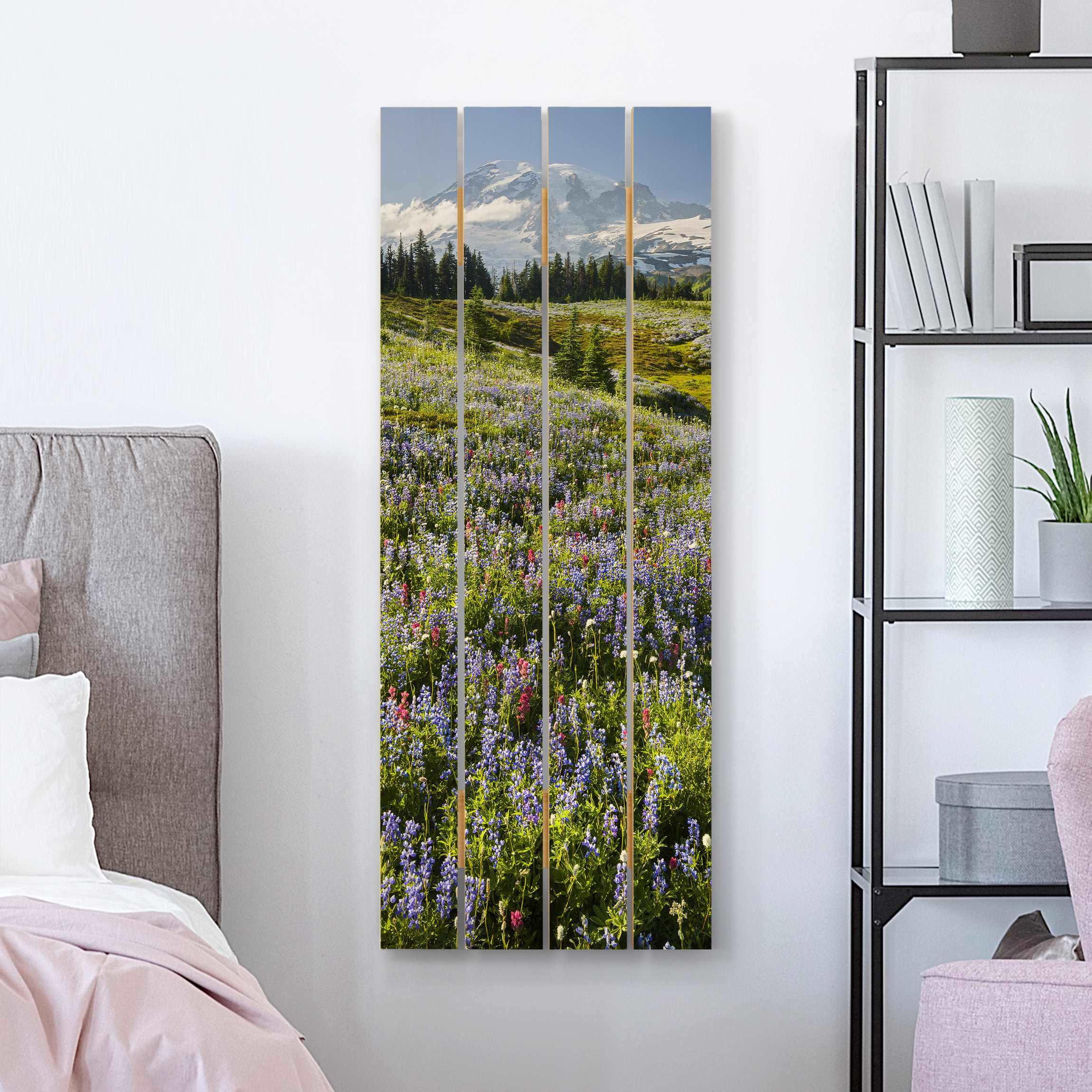 Holzbild Plankenoptik - Hochformat Bergwiese mit roten Blumen vor Mt. Rainier