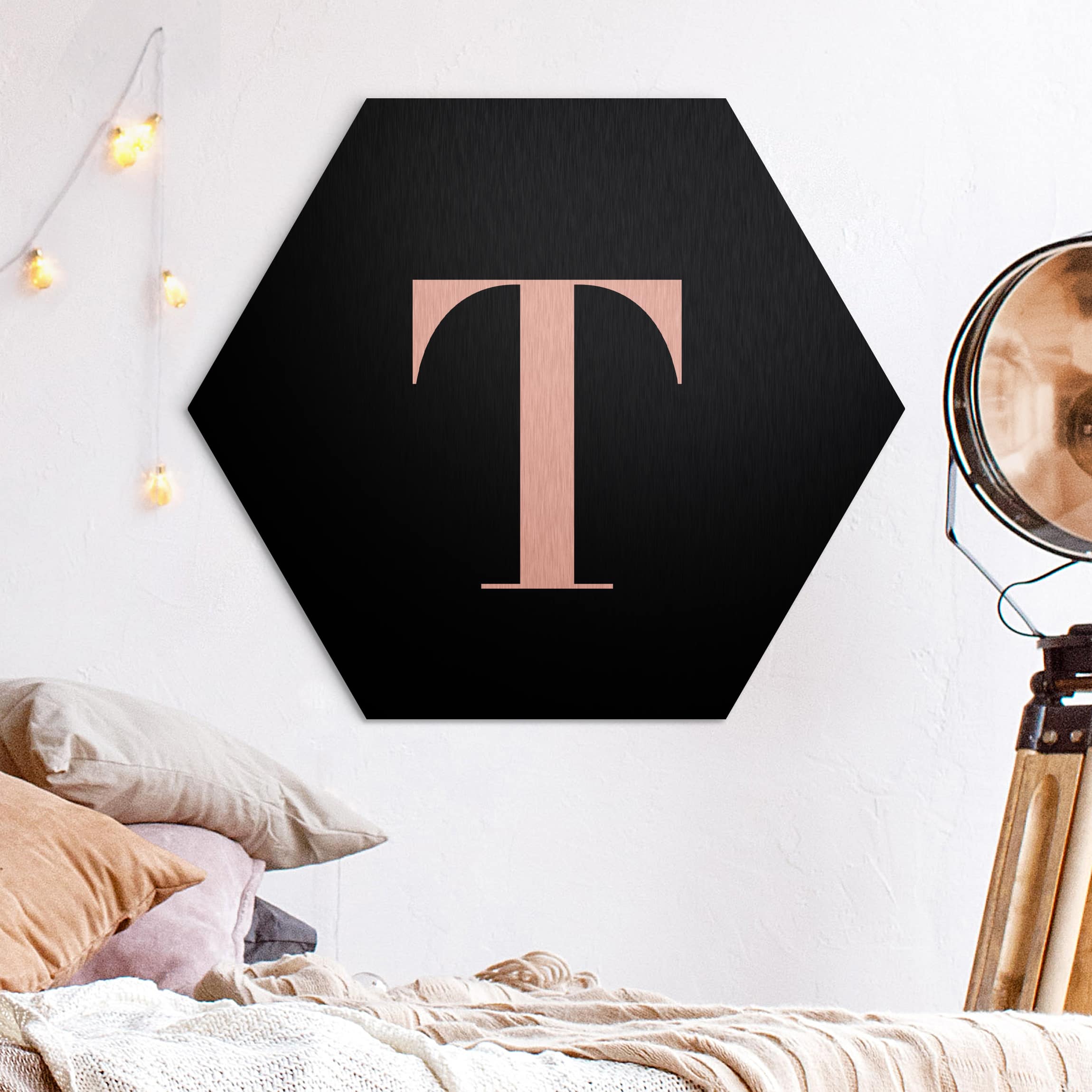 Hexagon-Alu-Dibond Bild Buchstabe Serif Schwarz T