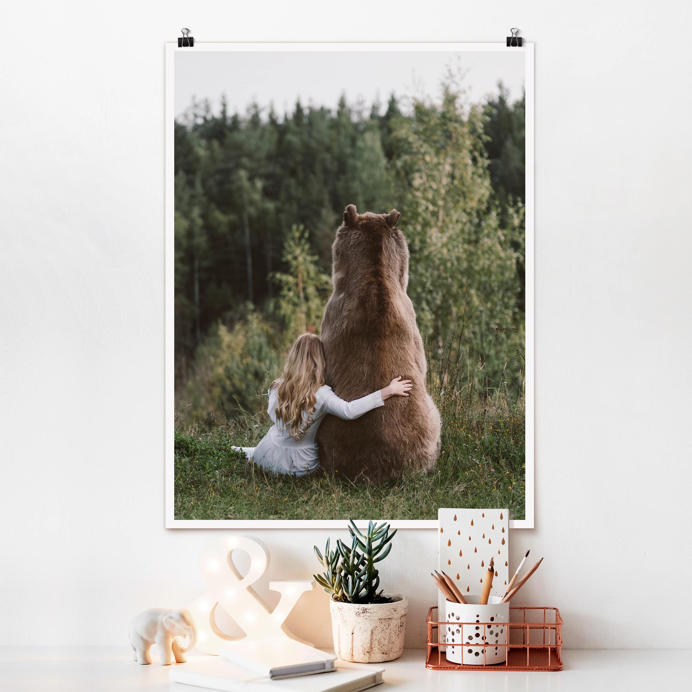 Poster Matt inkl. Posterklammern Mädchen mit Braunbär