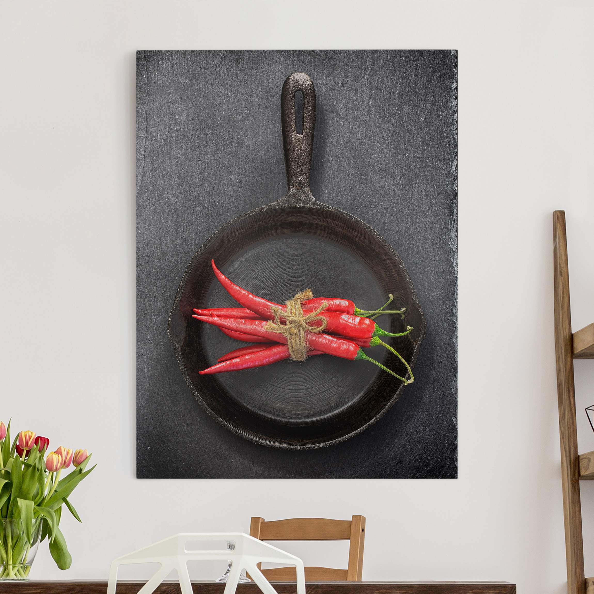 Leinwandbild Rotes Chilibündel in Pfanne auf Schiefer