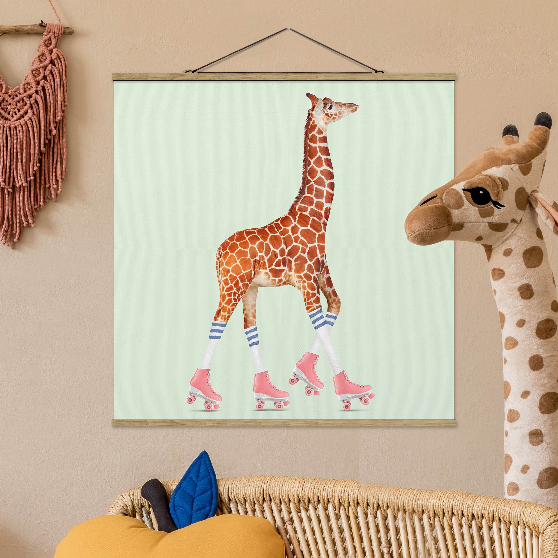 Stoffbild mit Posterleisten Giraffe mit Rollschuhen