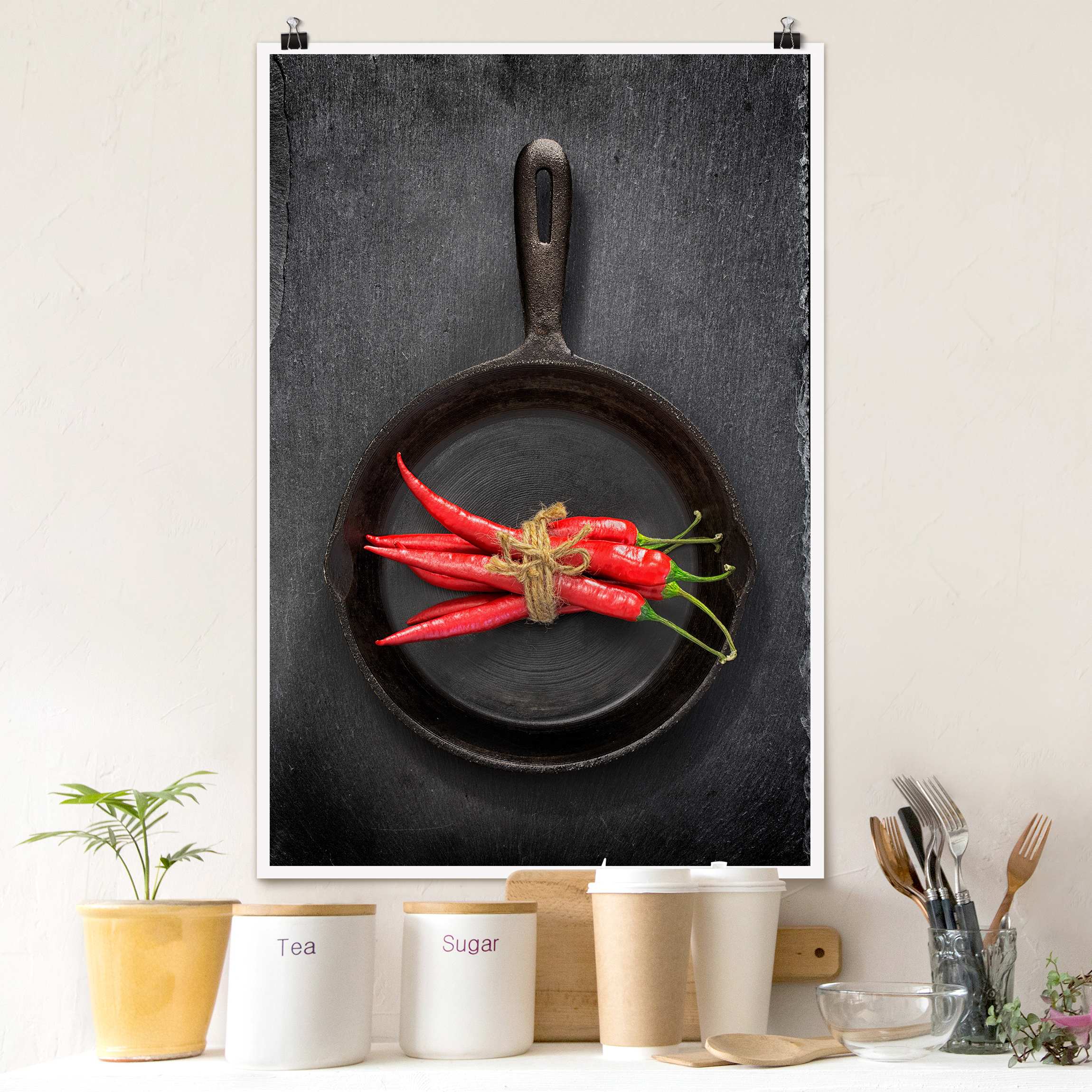 Poster Rotes Chilibündel in Pfanne auf Schiefer