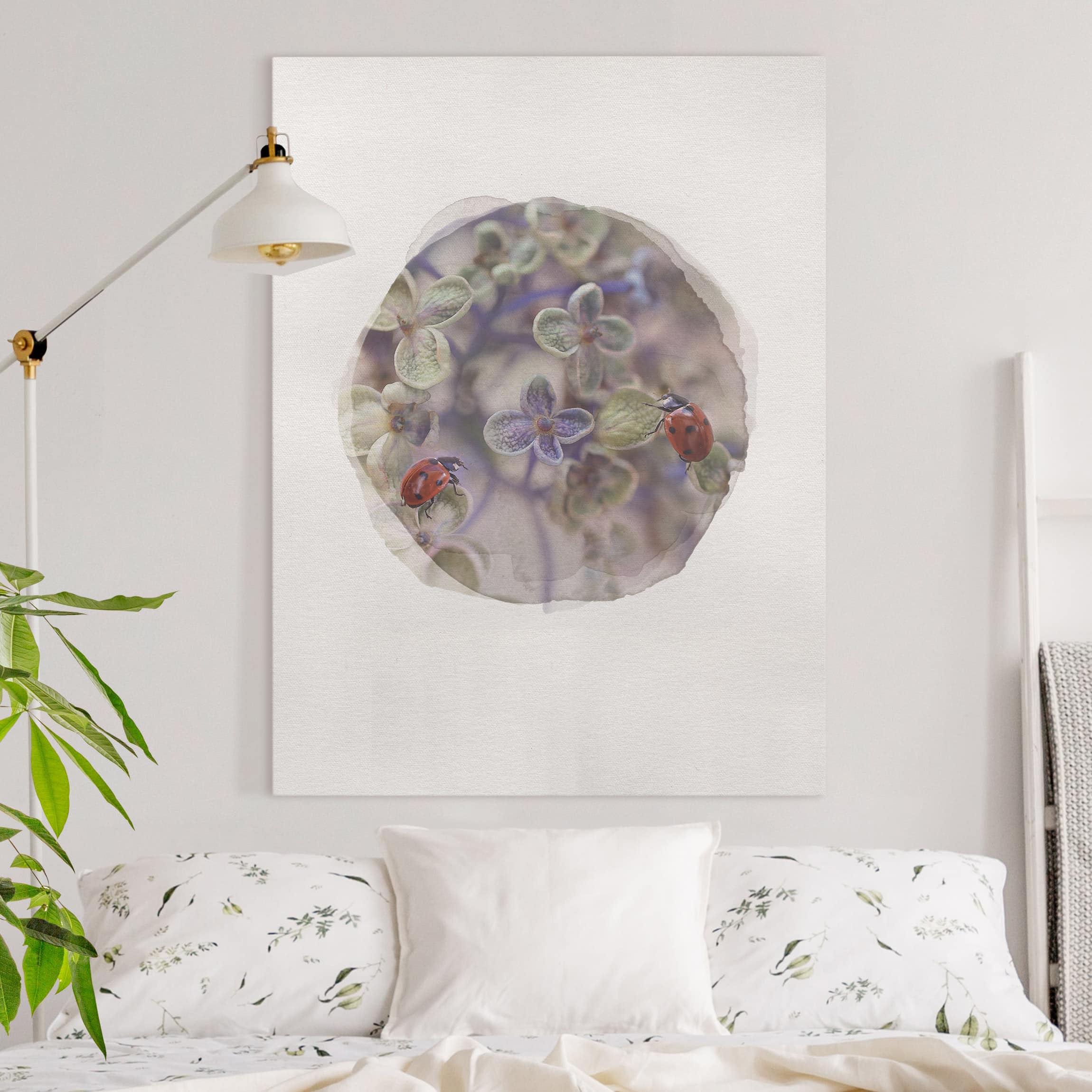 Leinwandbild - Hochformat Wasserfarben - Marienkäfer im Garten