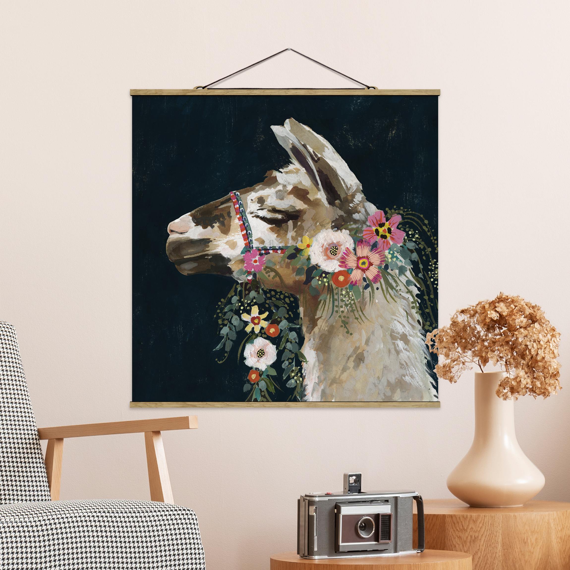 Stoffbild mit Posterleisten Lama mit Blumenschmuck II