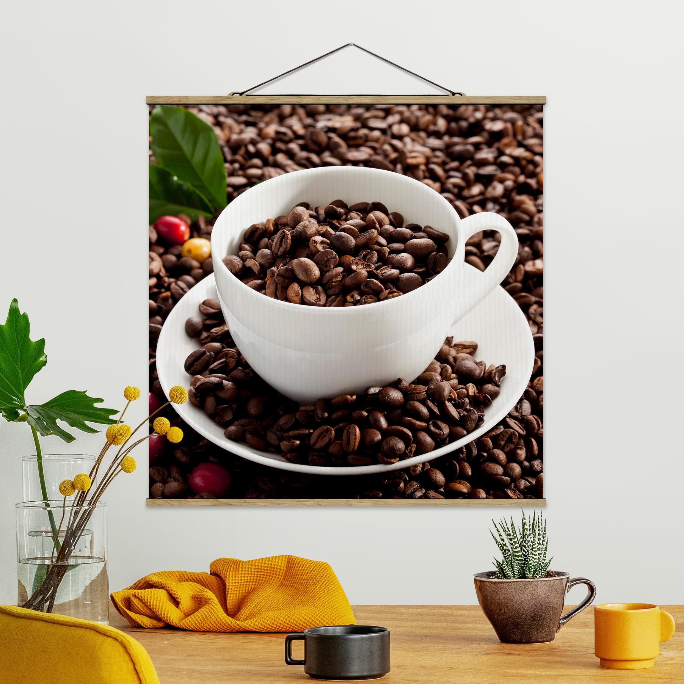 Stoffbild mit Posterleisten Kaffeetasse mit gerösteten Kaffeebohnen