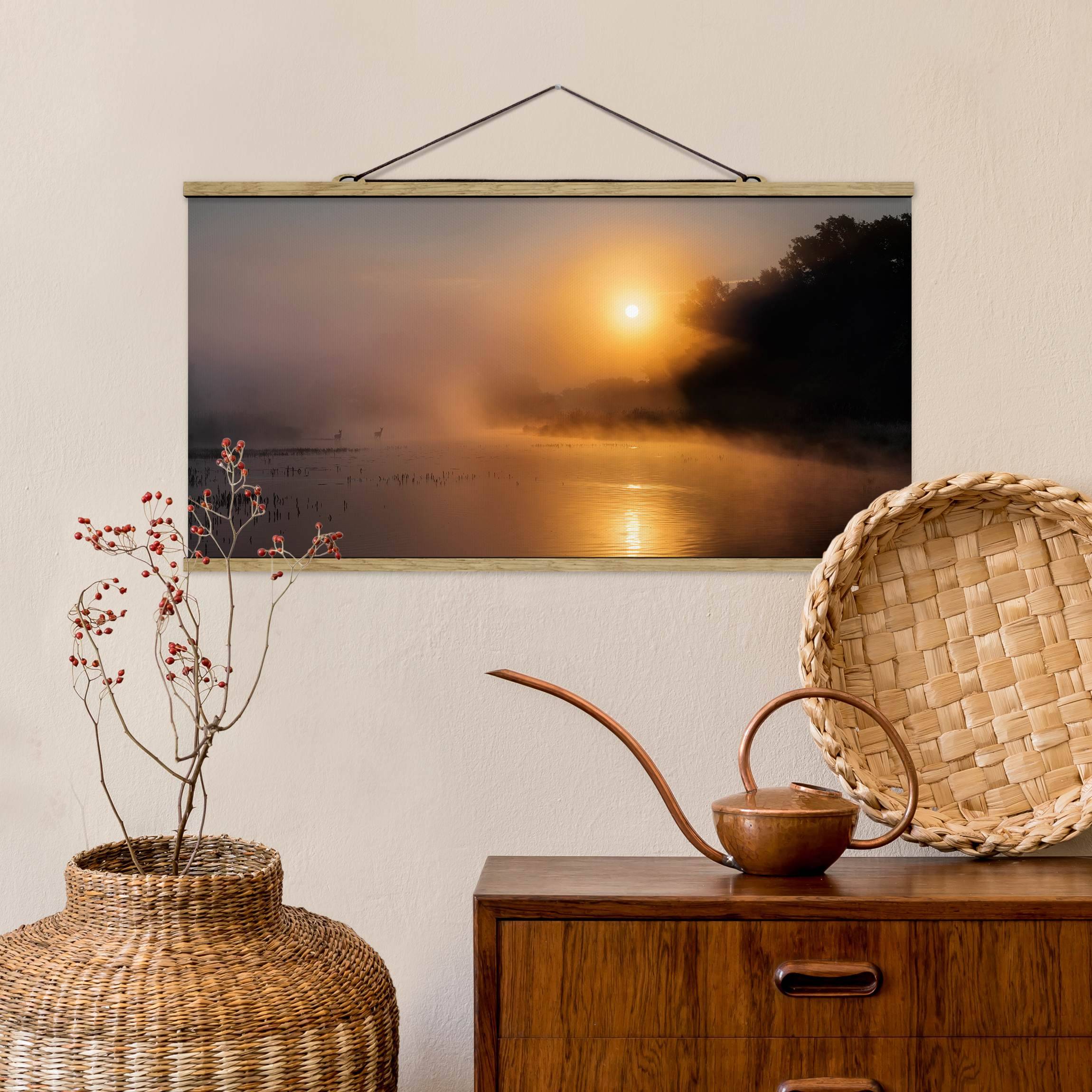 Stoffbild mit Posterleisten Sonnenaufgang am See mit Rehen im Nebel