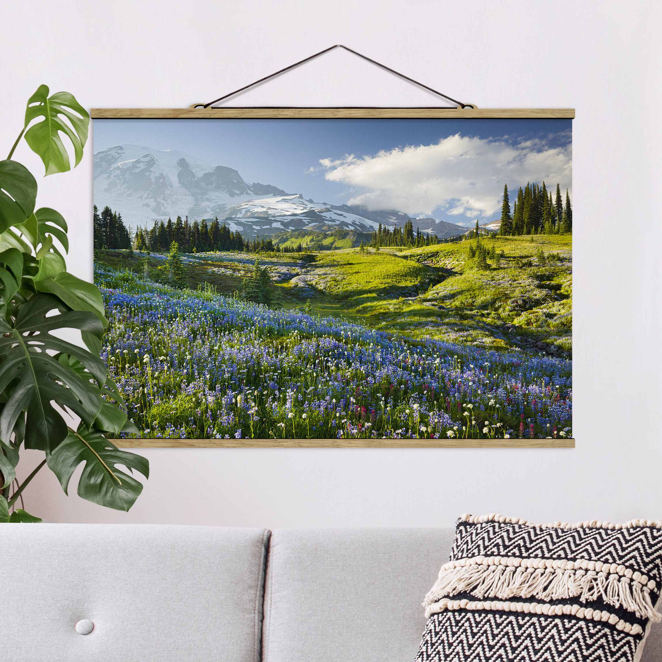 Stoffbild - Querformat Bergwiese mit blauen Blumen vor Mt. Rainier