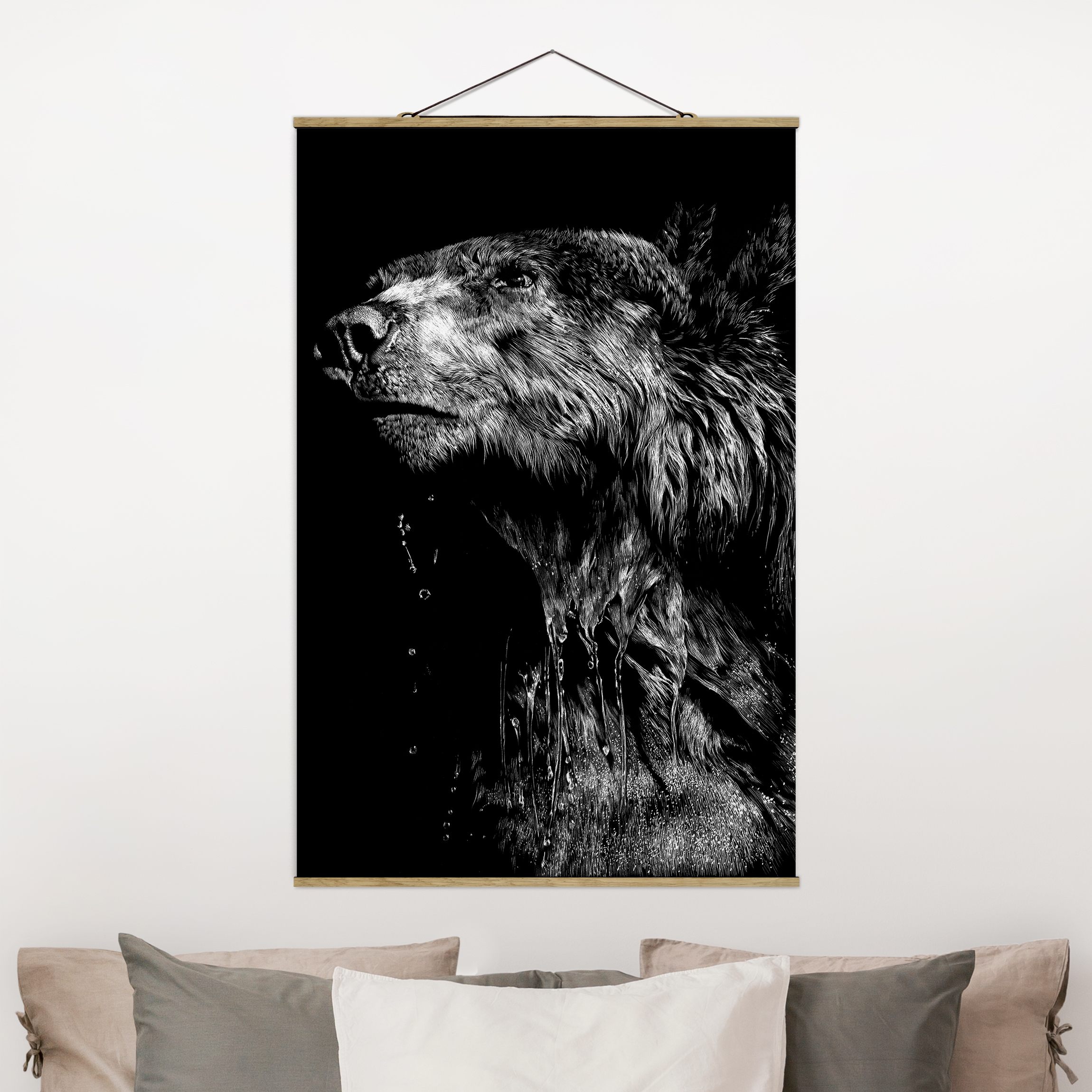Stoffbild - Hochformat Bär vor Schwarz