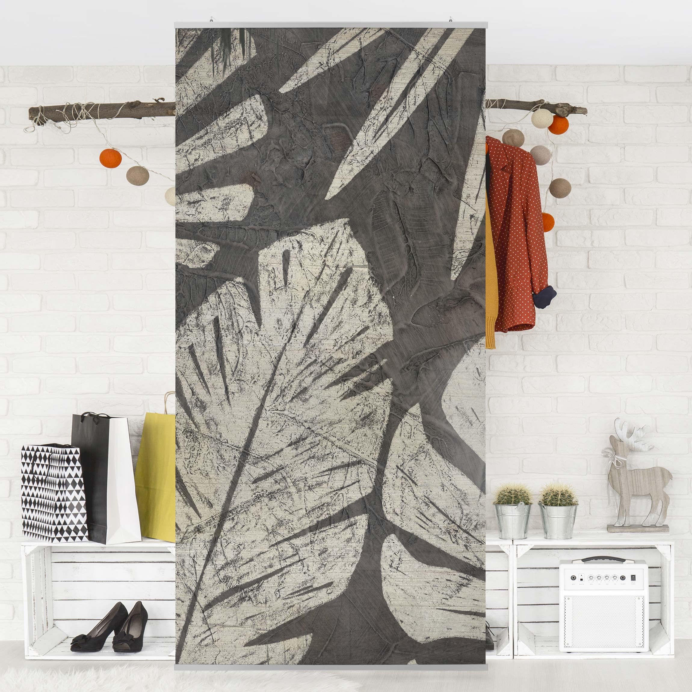 Raumteiler Palmenblätter vor Dunkelgrau