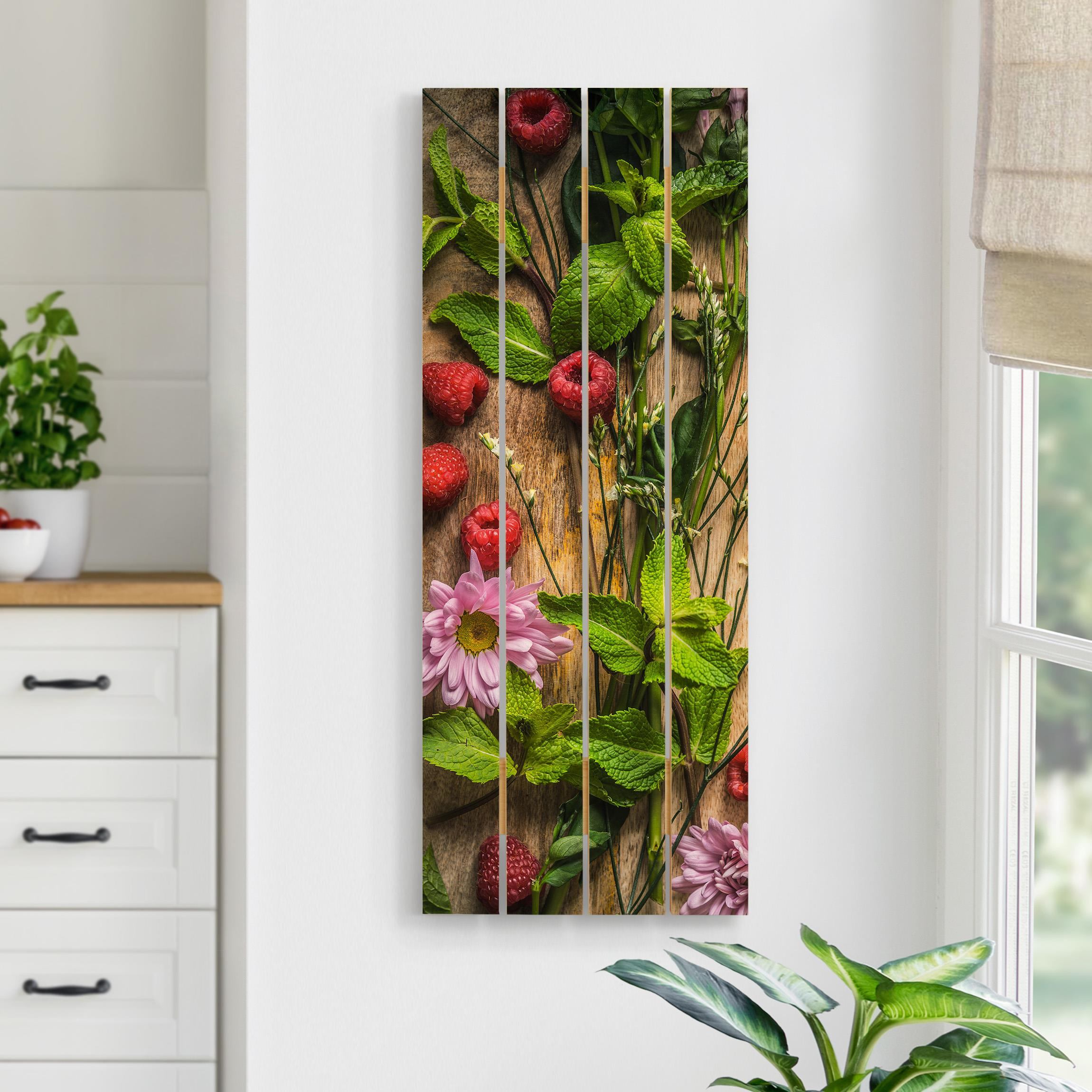 Holzbild Plankenoptik - Hochformat Blumen Himbeeren Minze