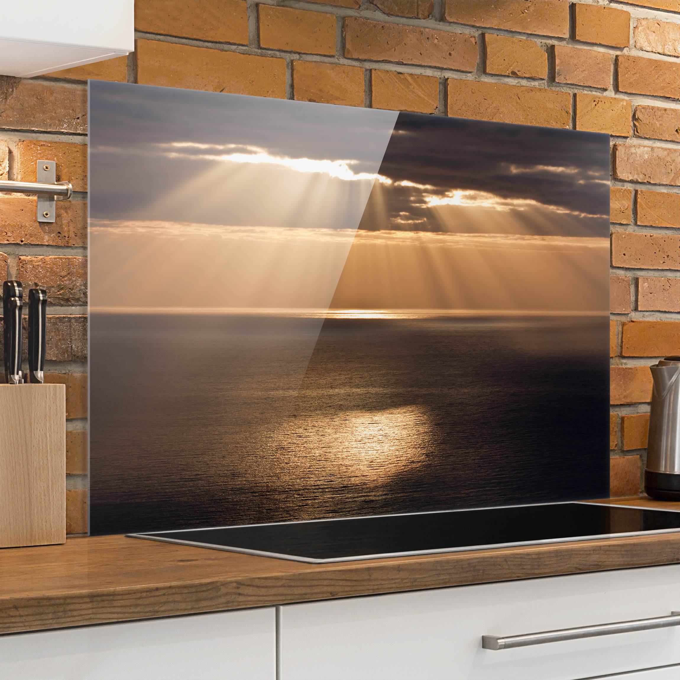 Spritzschutz Sonnenstrahlen über dem Meer