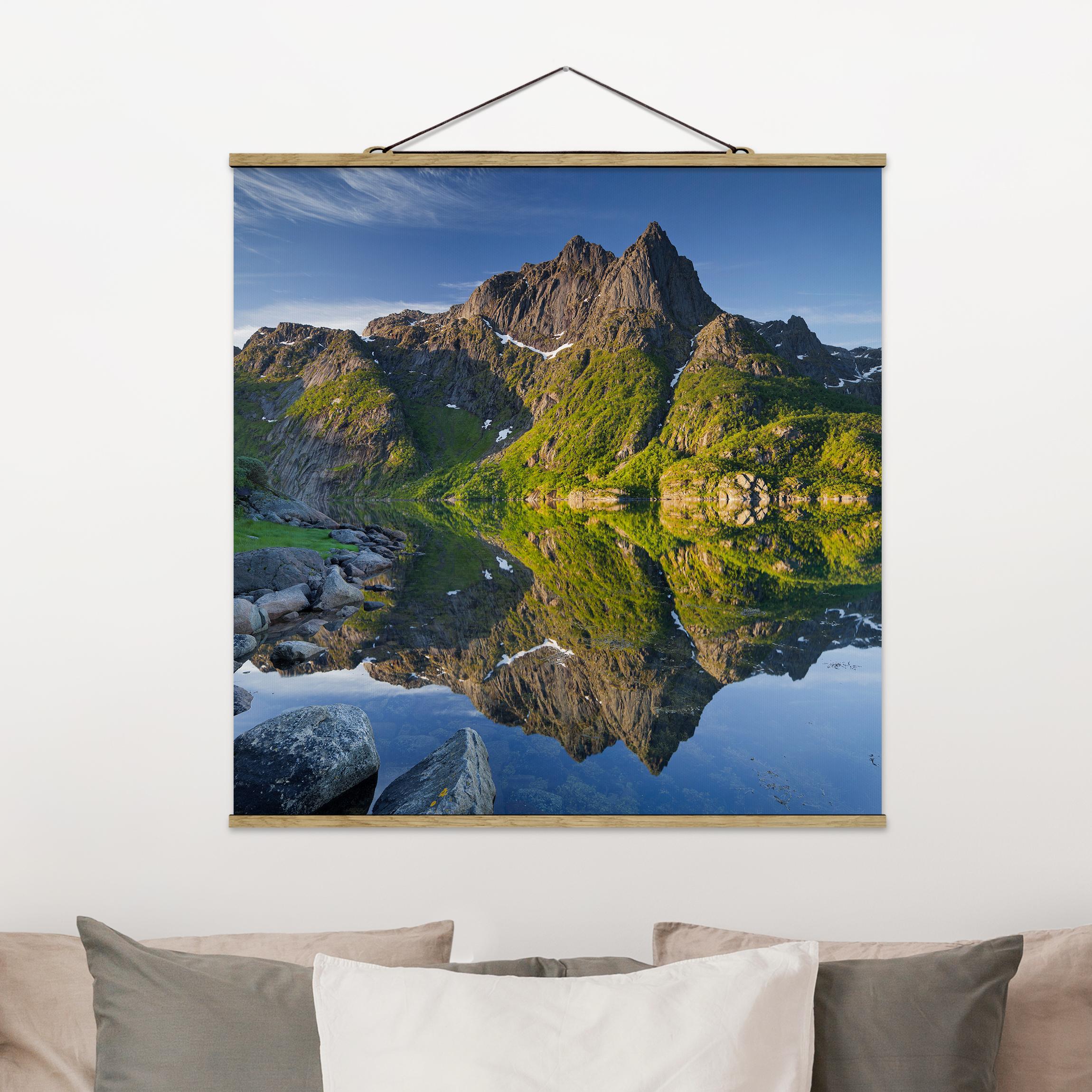 Stoffbild mit Posterleisten Berglandschaft mit Wasserspiegelung in Norwegen