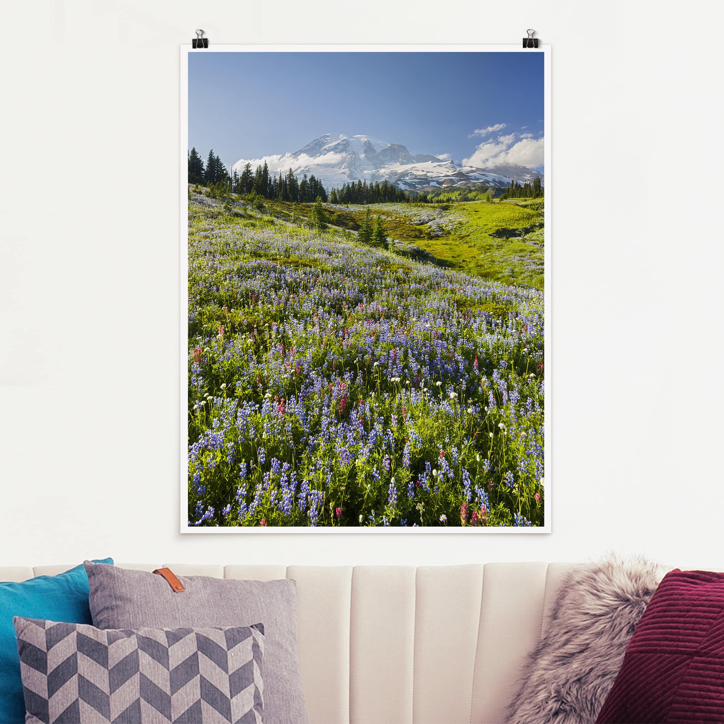 Poster - Hochformat Bergwiese mit roten Blumen vor Mt. Rainier