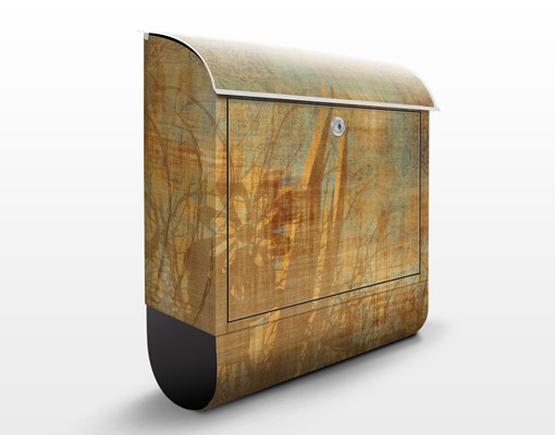 Briefkasten Blumen unter Ornamentstruktur