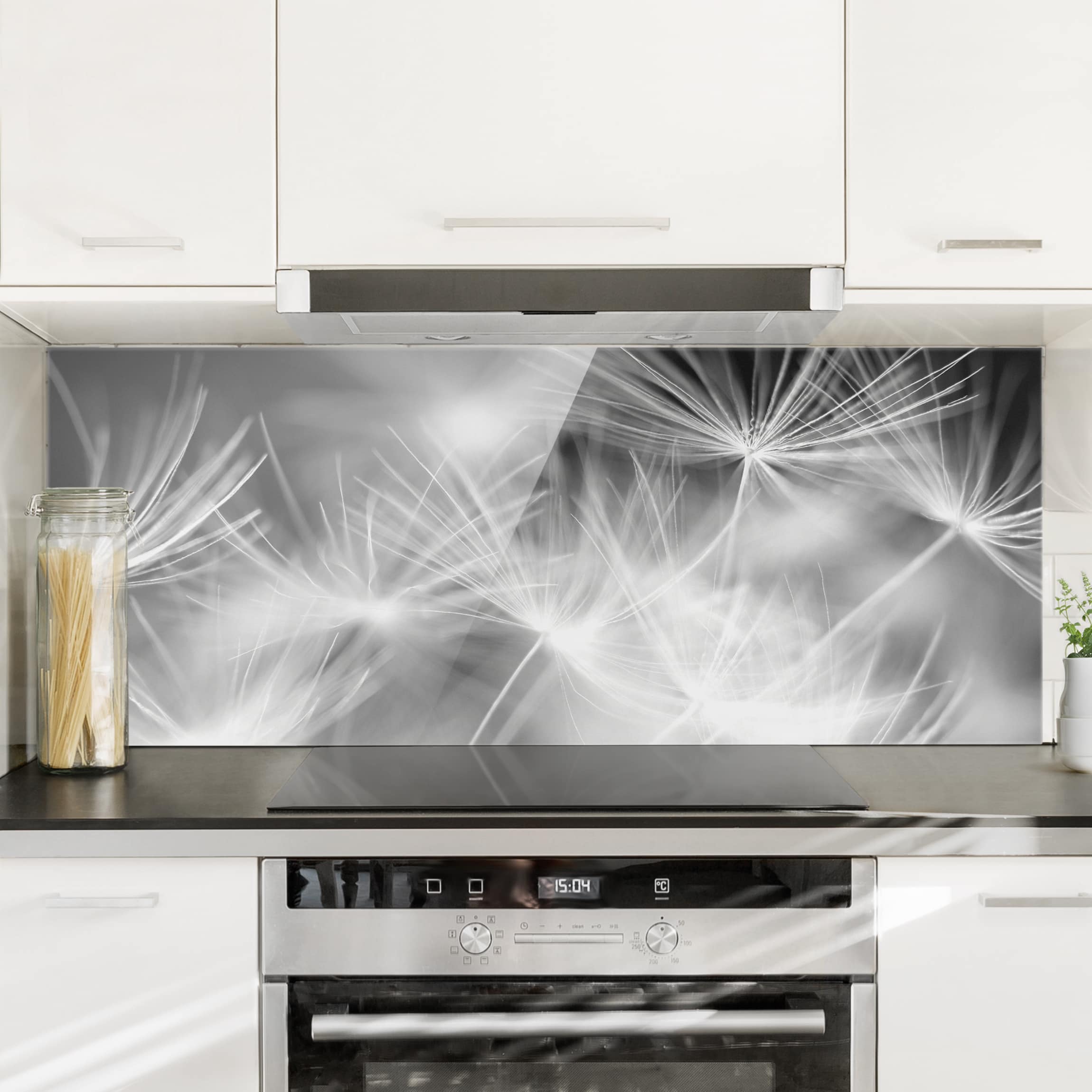 Glas Spritzschutz Bewegte Pusteblumen Nahaufnahme auf schwarzem Hintergrund