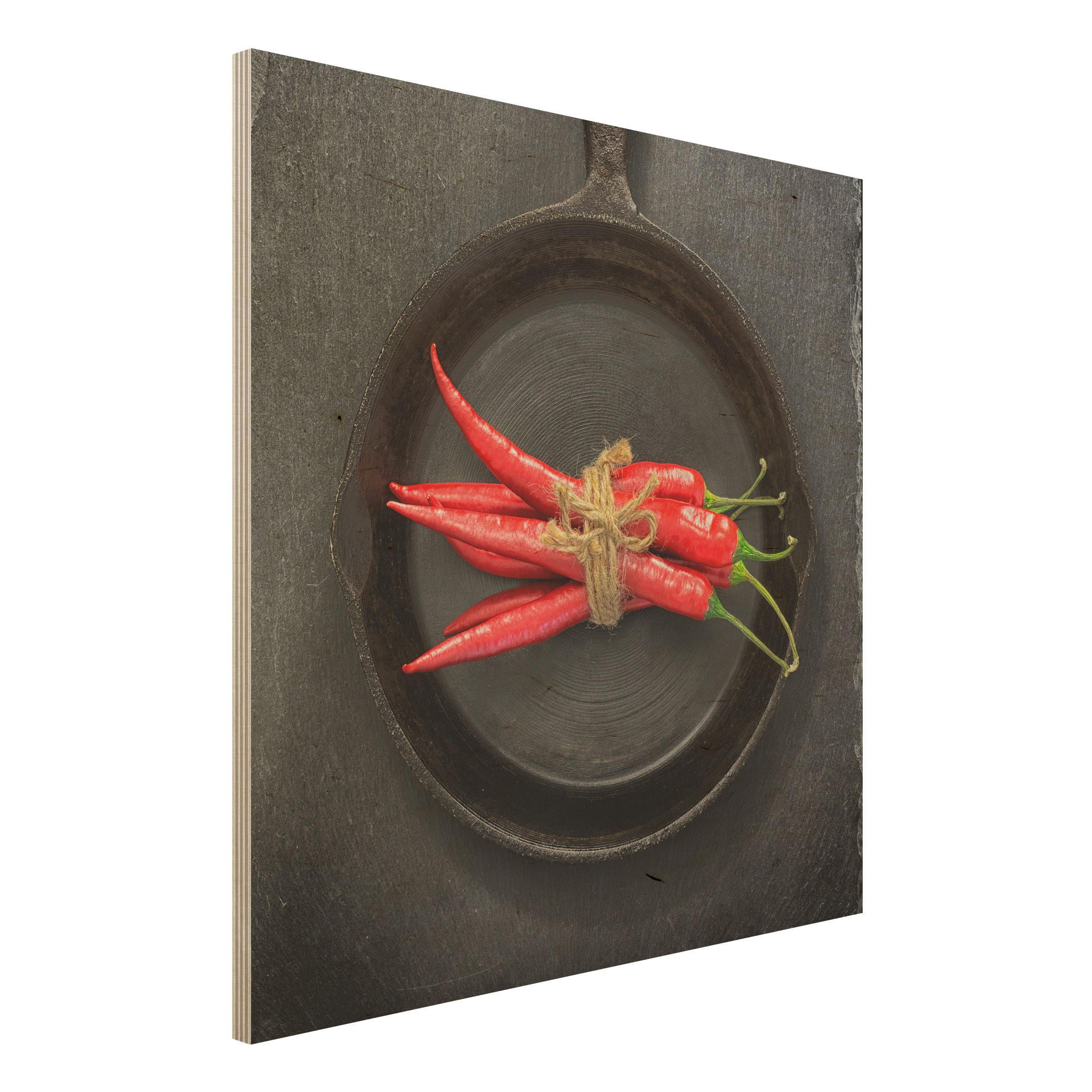 Holzbild Rotes Chilibündel in Pfanne auf Schiefer