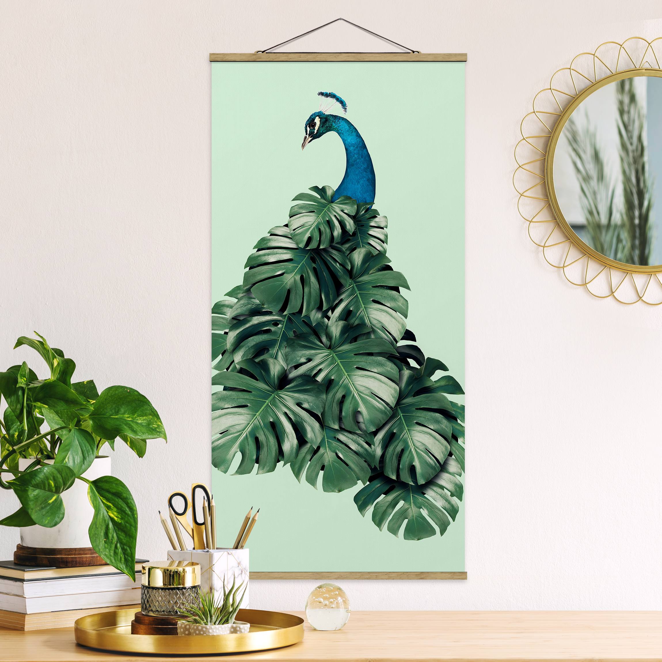 Stoffbild mit Posterleisten Pfau mit Monstera Blättern