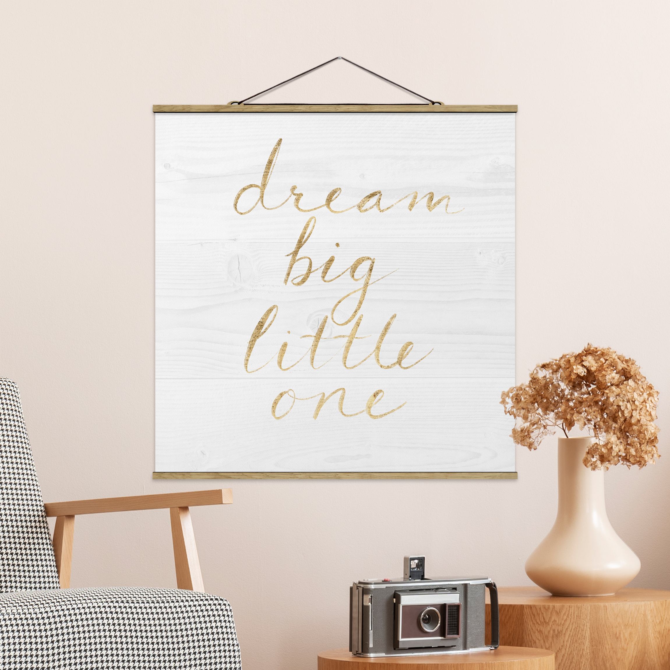 Stoffbild mit Posterleisten Holzwand weiß - Dream big