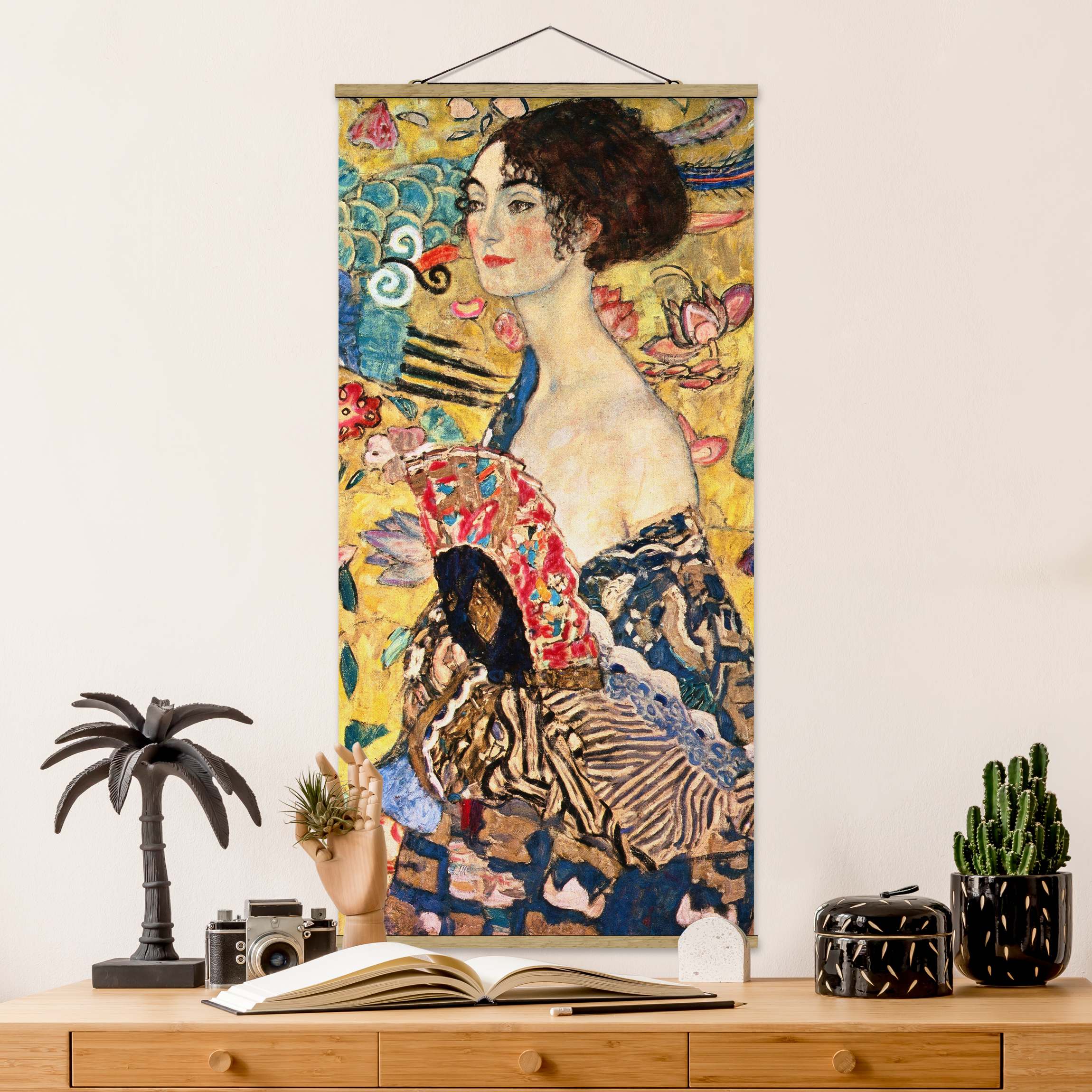 Stoffbild mit Posterleisten Gustav Klimt - Dame mit Fächer