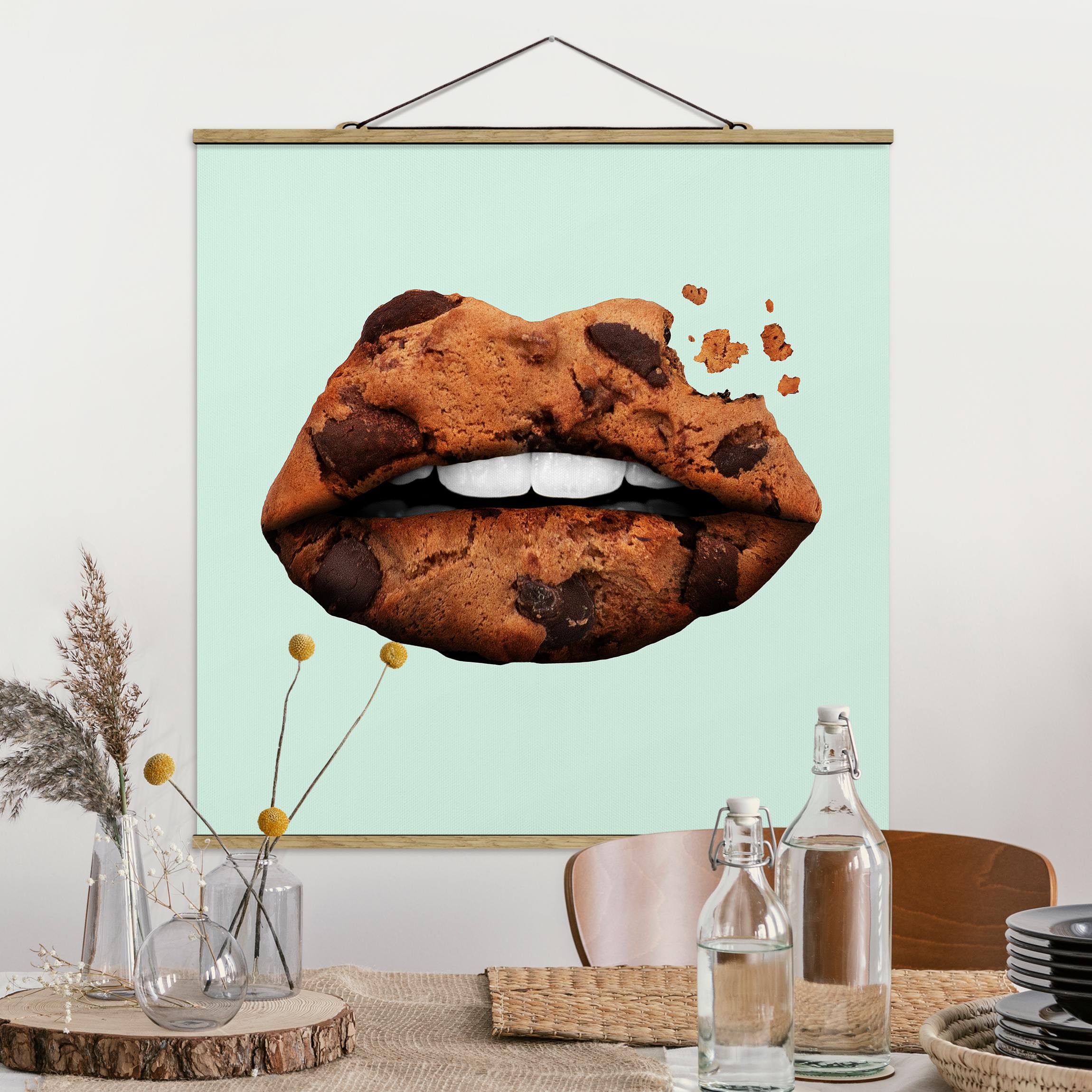 Stoffbild mit Posterleisten Lippen mit Keks