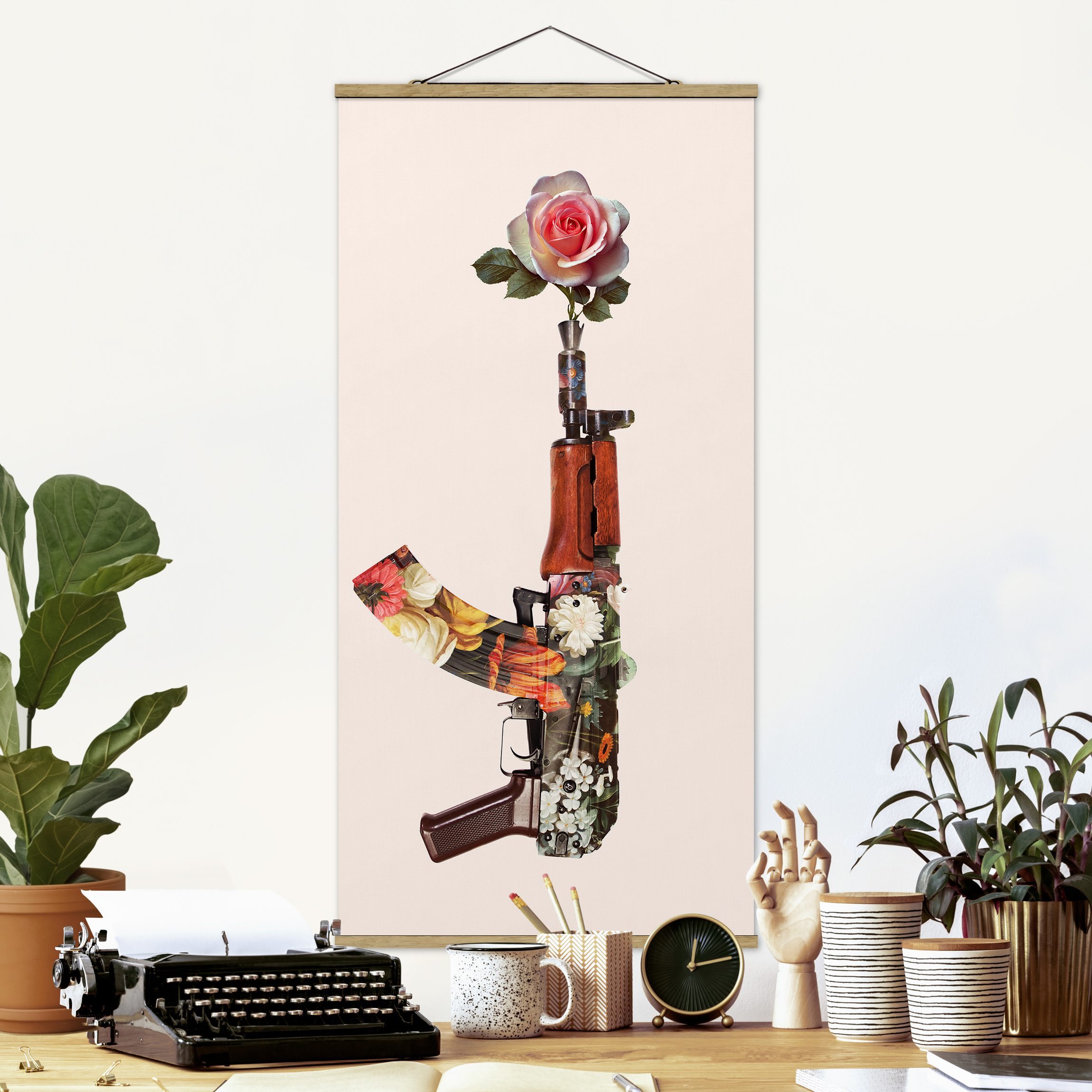 Stoffbild mit Posterleisten Waffe mit Rose