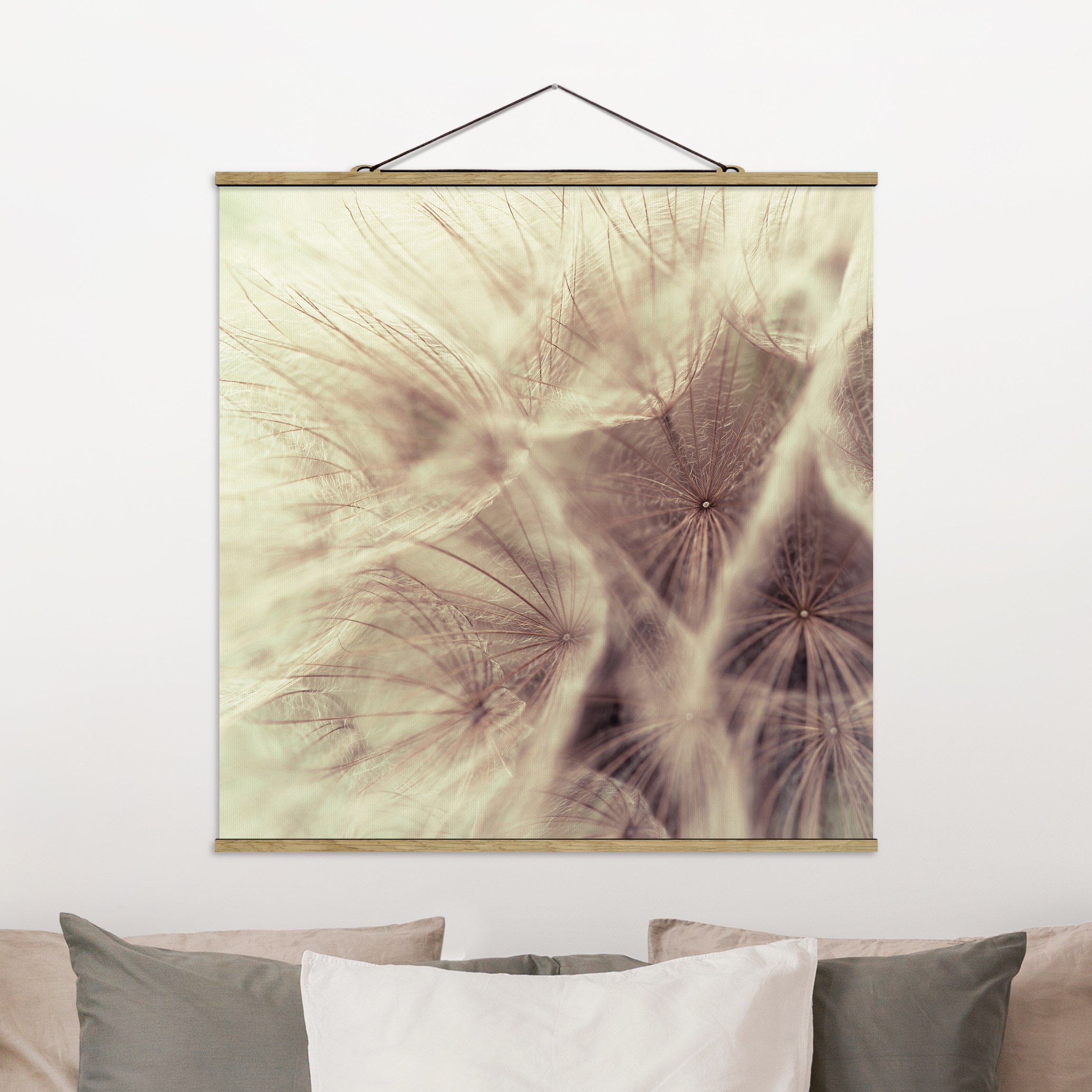 Stoffbild mit Posterleisten Detailreiche Pusteblumen Makroaufnahme mit Vintage Blur Effekt