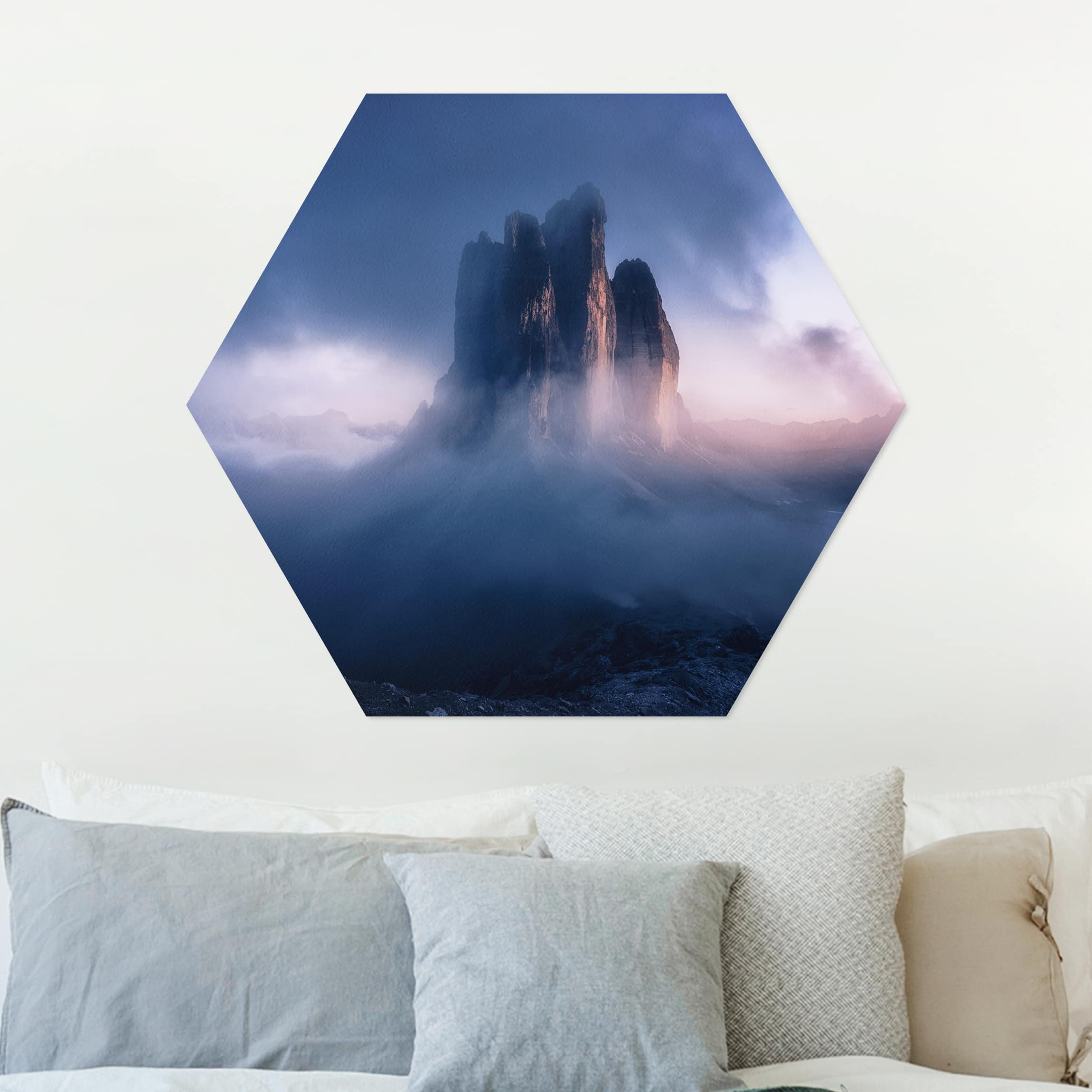 Hexagon-Alu-Dibond Bild Drei Zinnen in blauem Licht