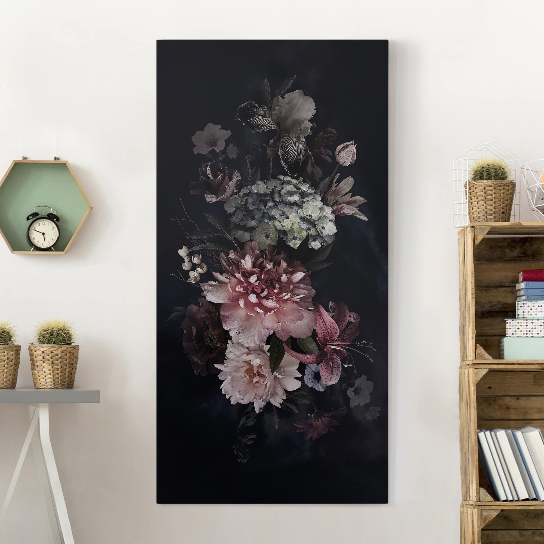 Leinwandbild - Hochformat Blumen mit Nebel auf Schwarz