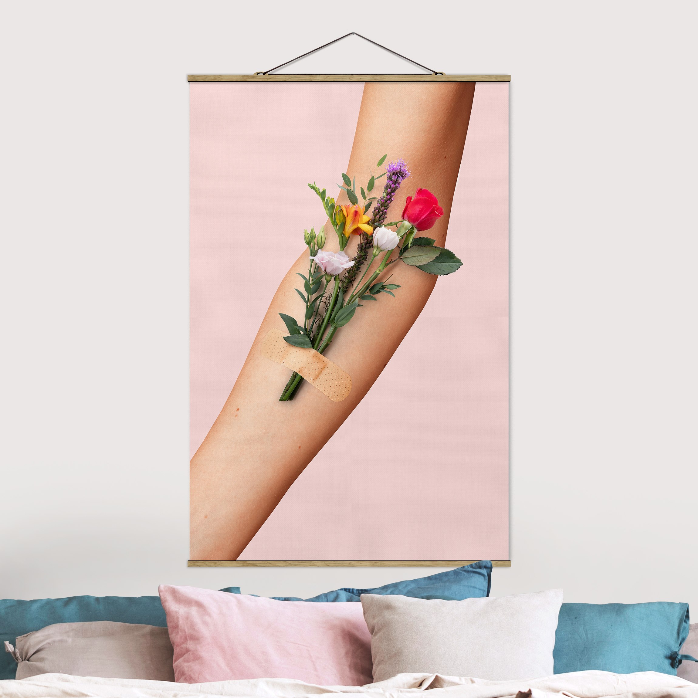 Stoffbild - Hochformat Arm mit Blumen
