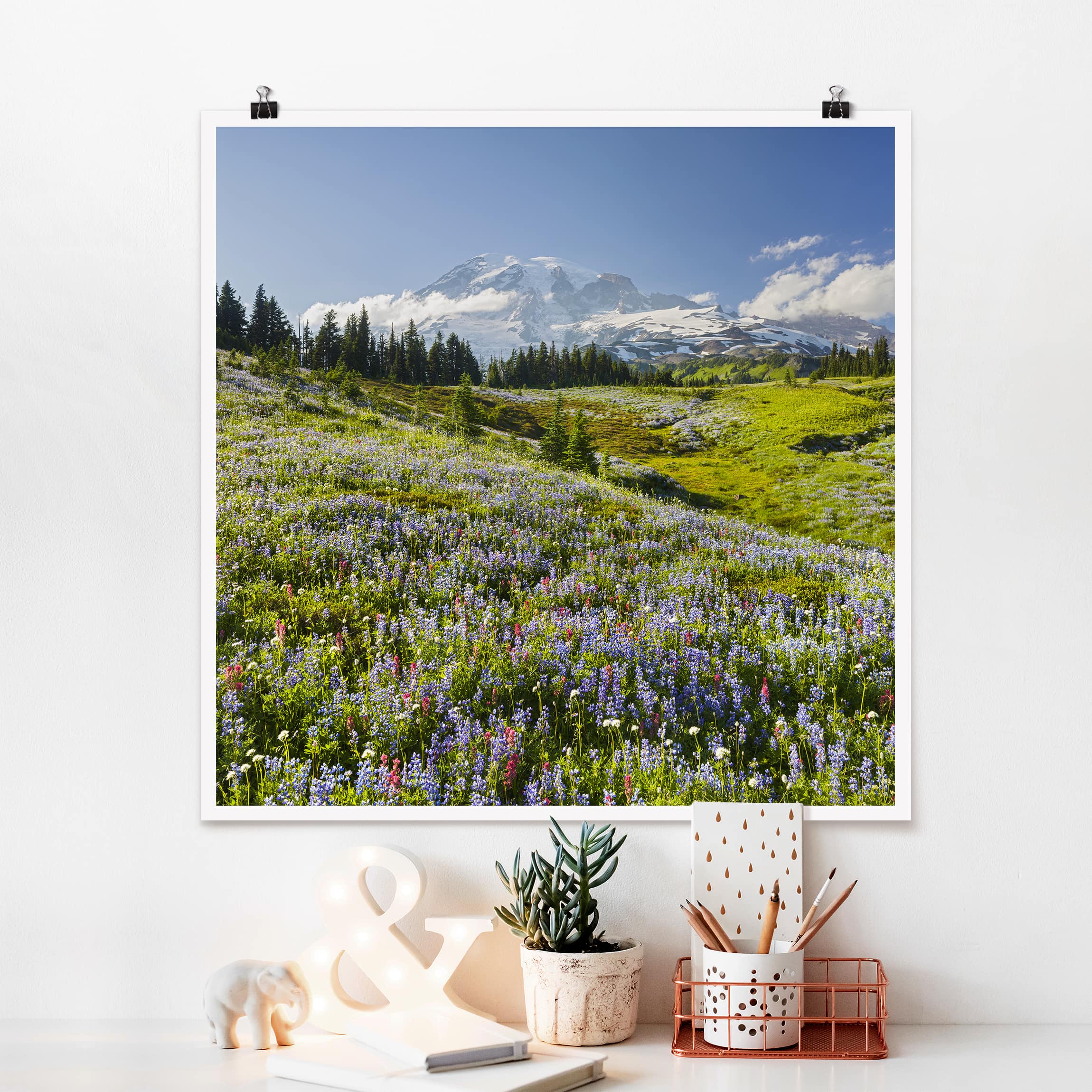 Poster - Quadrat Bergwiese mit roten Blumen vor Mt. Rainier