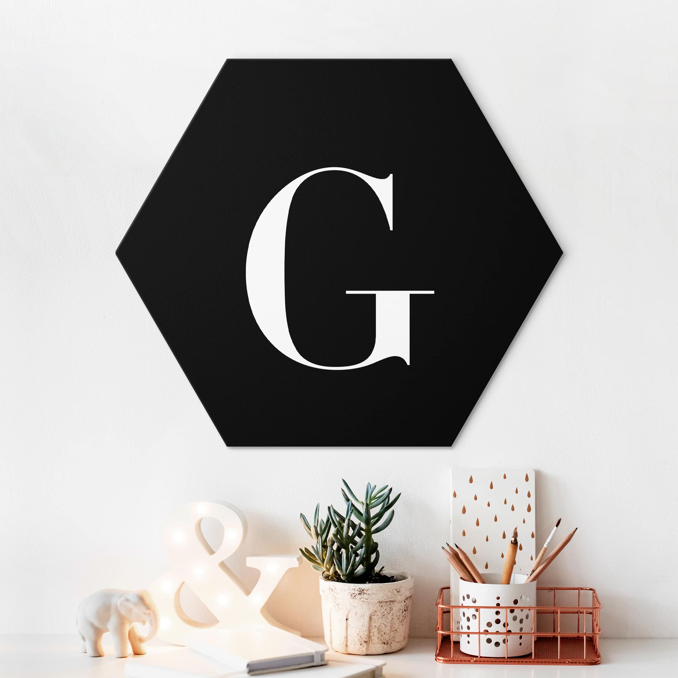 Hexagon-Alu-Dibond Bild Buchstabe Serif Schwarz G