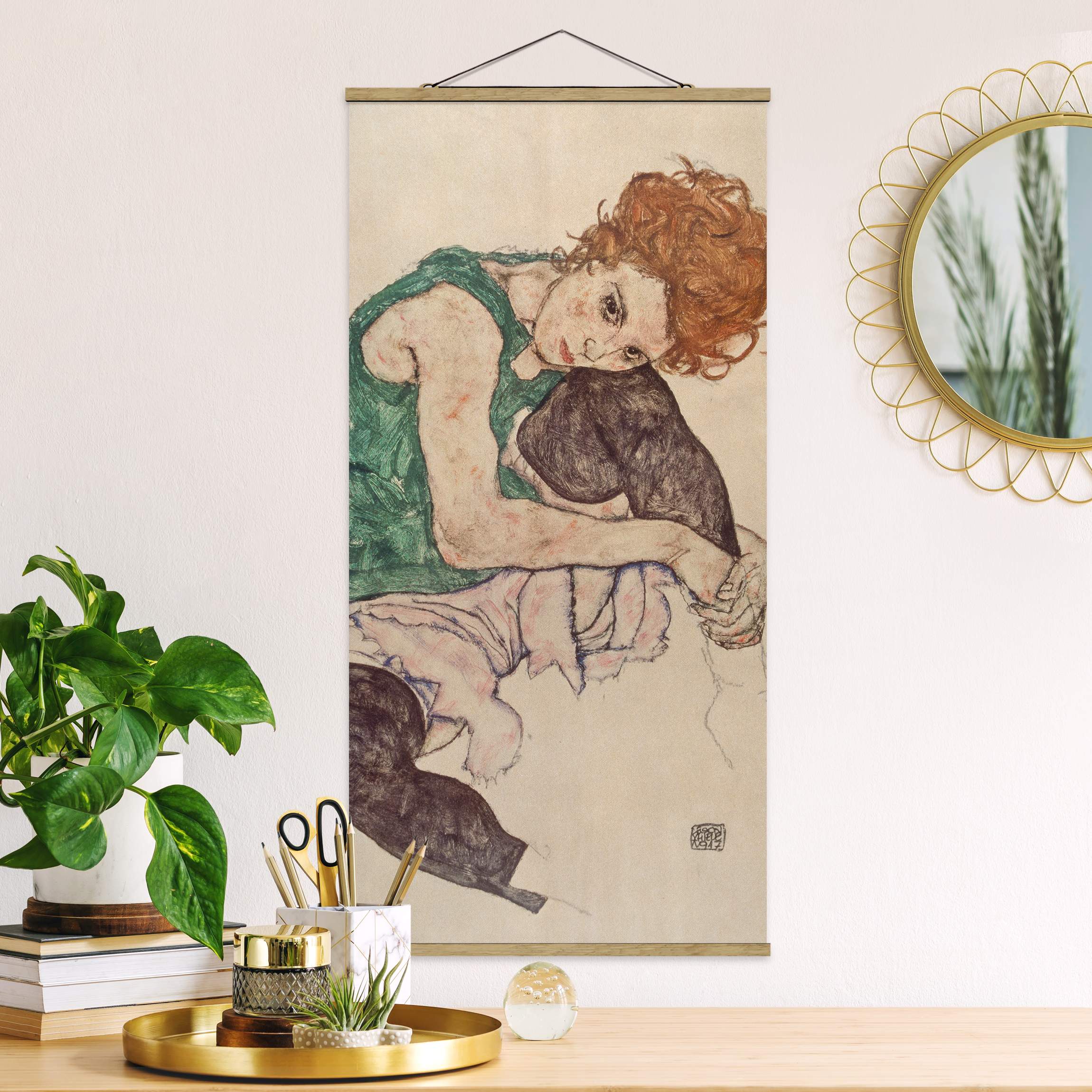 Stoffbild mit Posterleisten Egon Schiele - Sitzende Frau mit hochgezogenem Knie