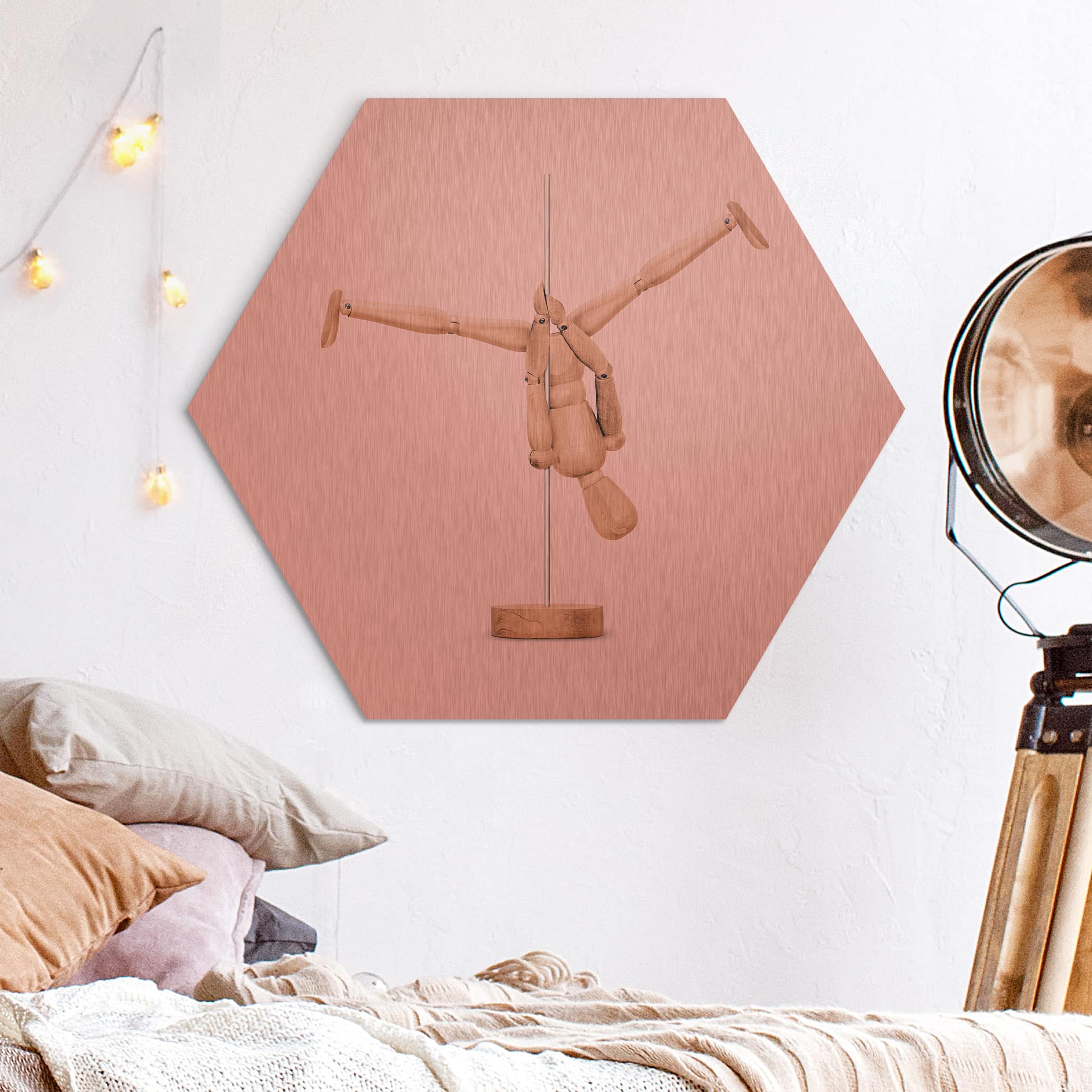 Hexagon-Alu-Dibond Bild Poledance mit Holzfigur