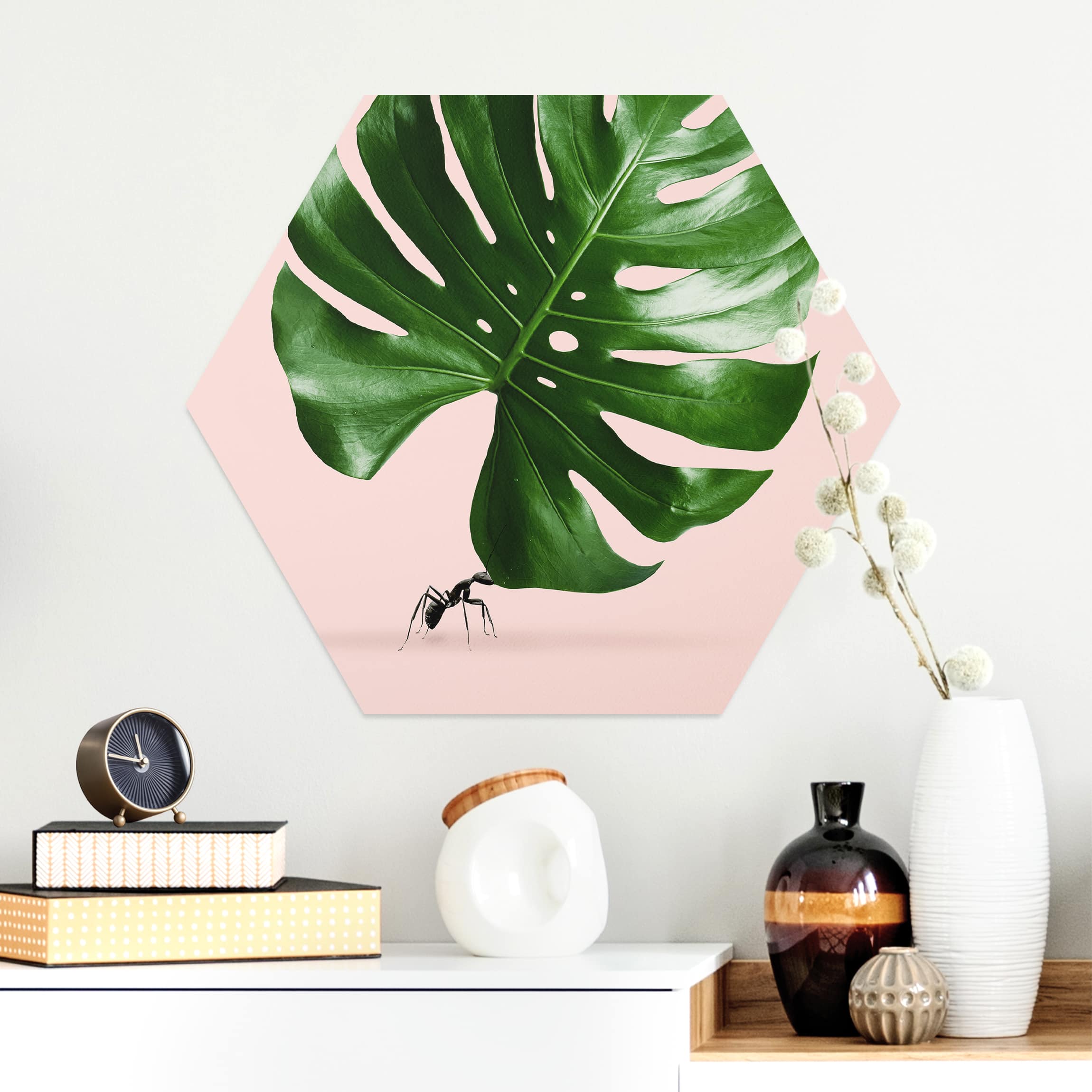 Hexagon-Alu-Dibond Bild Ameise mit Monstera Blatt