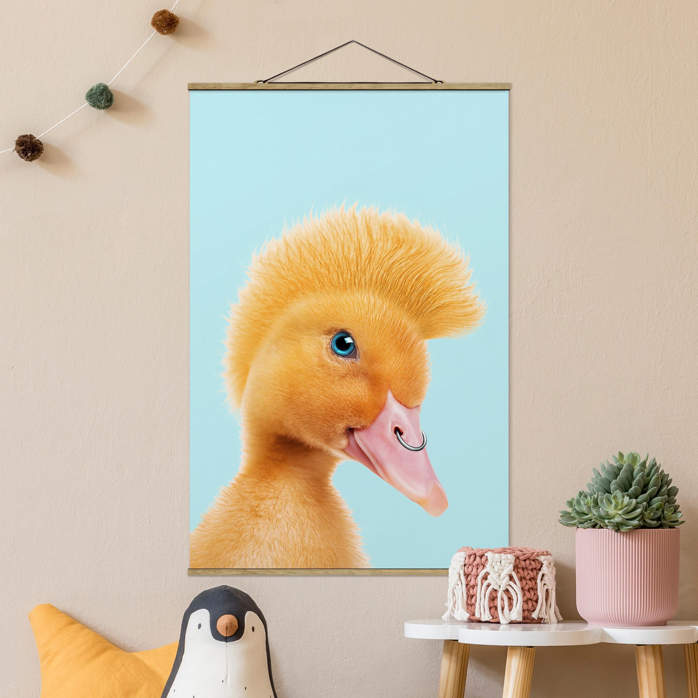 Stoffbild - Hochformat Küken mit Piercing