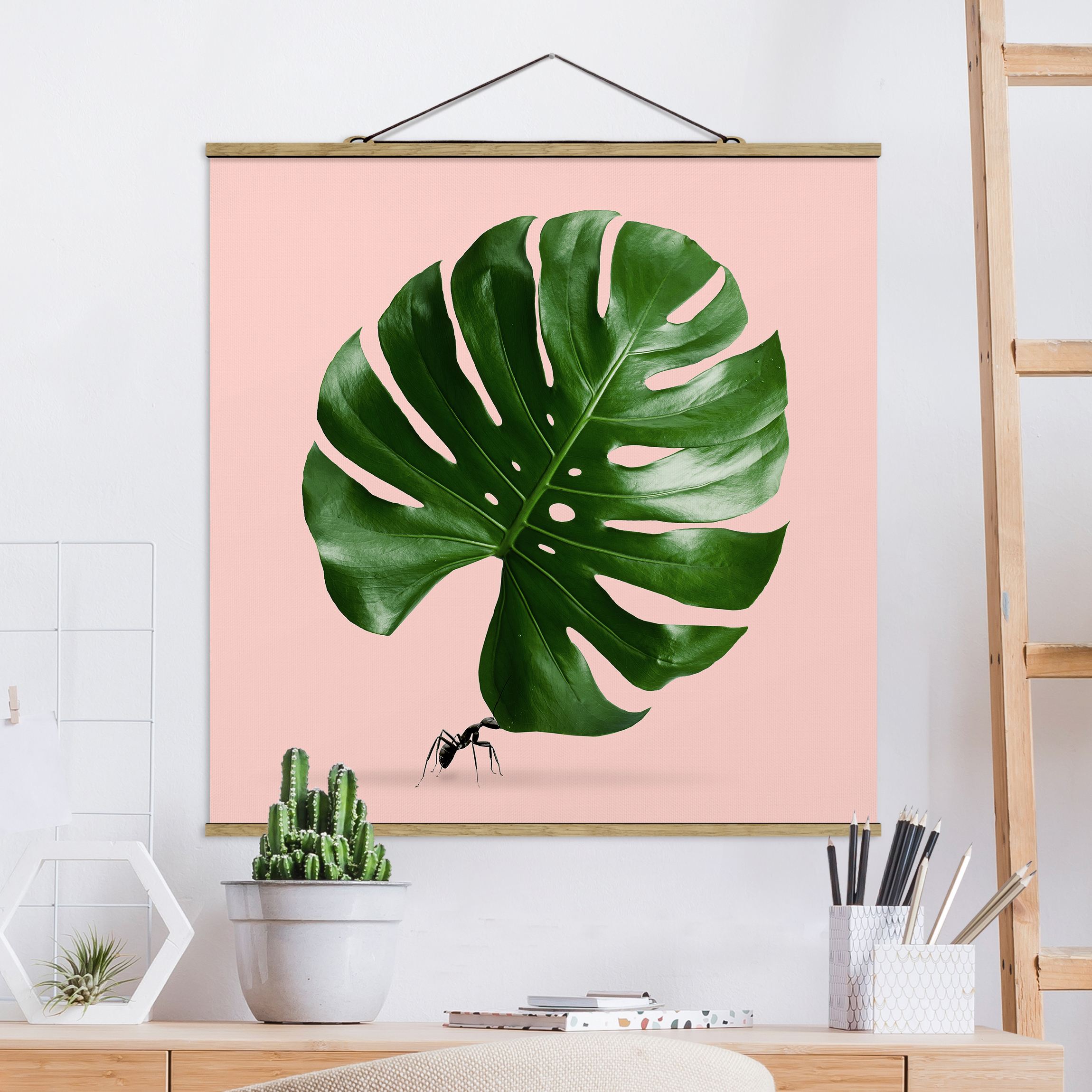 Stoffbild mit Posterleisten Ameise mit Monstera Blatt