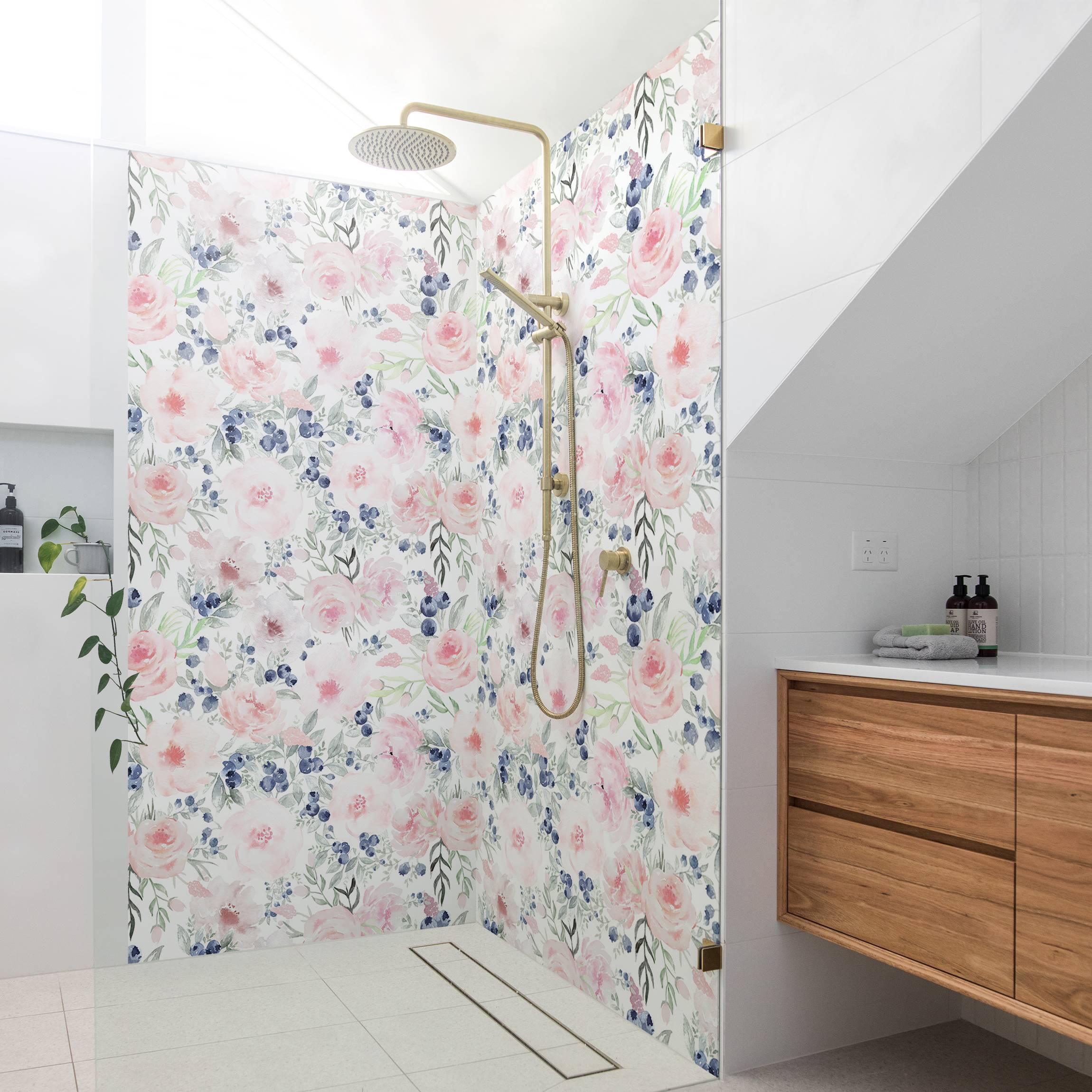 Duschrückwand Rosa Rosen mit Blaubeeren vor Weiß