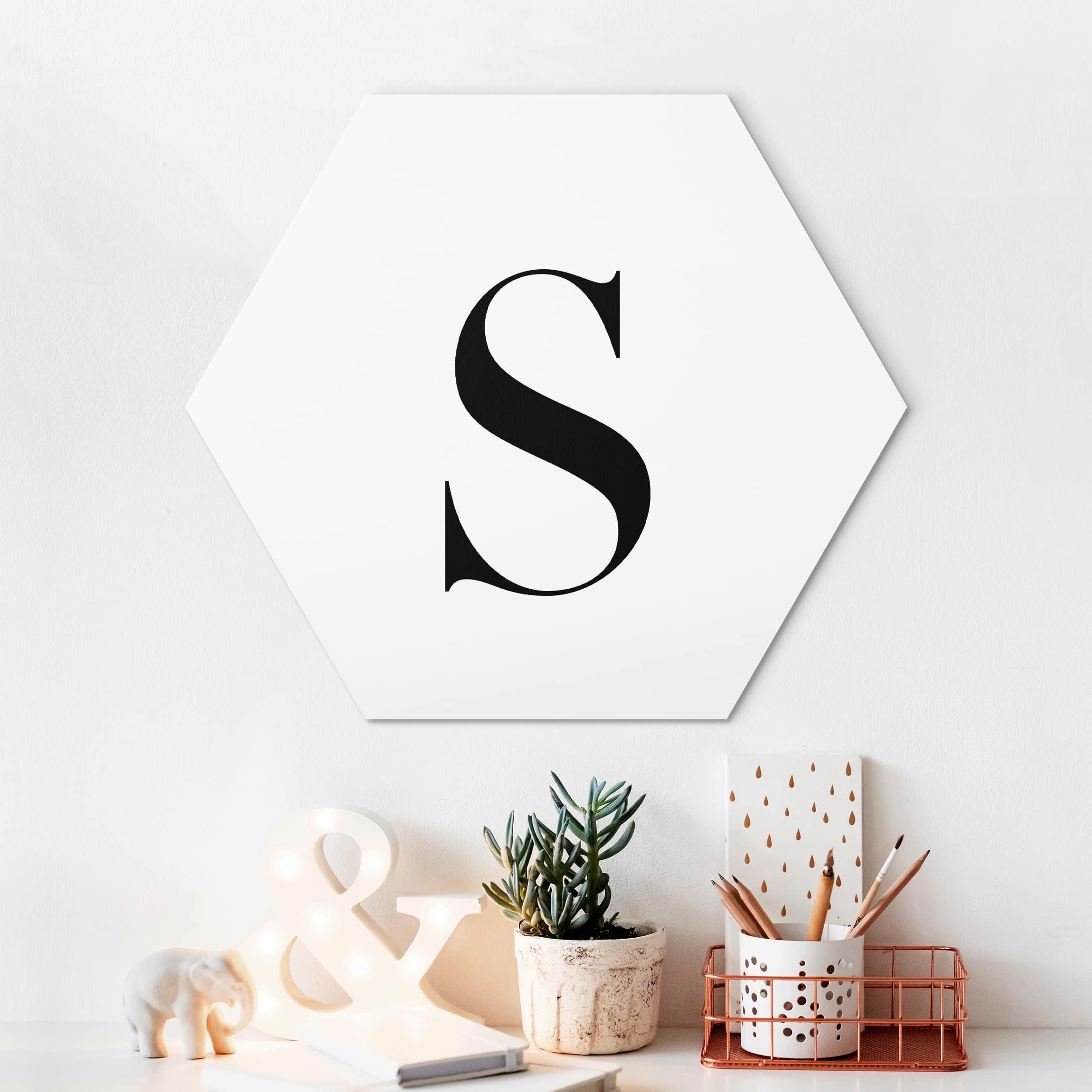 Hexagon-Alu-Dibond Bild Buchstabe Serif Weiß S